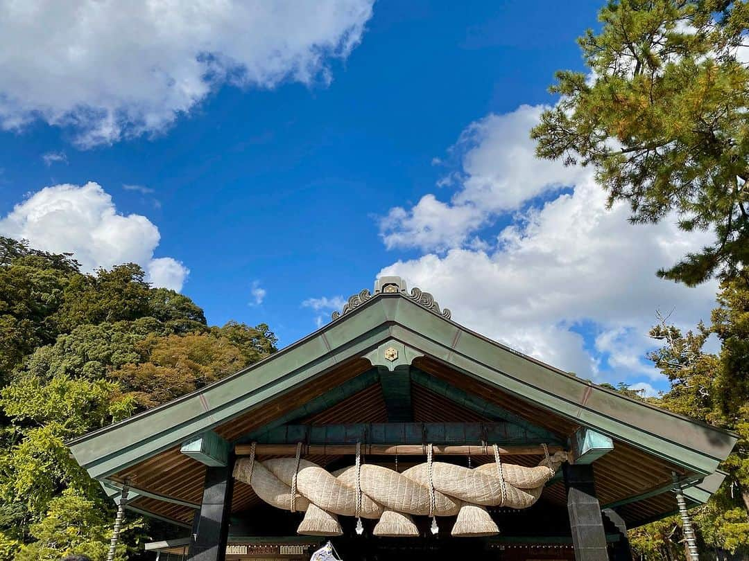 大森日雅のインスタグラム：「初🎊出雲大社に参拝🐇⛩️✨✨🌿 因幡の白うさぎ🐇さんを助けたと云われる 心優しい大国主大神（だいこく様） ⁡ 美保神社⛩️ だいこく様の第一の御子神のえびす様🎣と だいこく様の御后神の三穂津姫命は 音楽の神様、夫婦和合の神様でもある🪕🎶 ⁡ 御朱印もお守りも頂きました✨ ⁡ ずっと両参りがしたかった。 日本神話も少し勉強してました。 念願叶って感謝☺️ ⁡ #出雲大社 #美保神社 #両参り #えびすだいこく両参り #島根県 #日本神話」