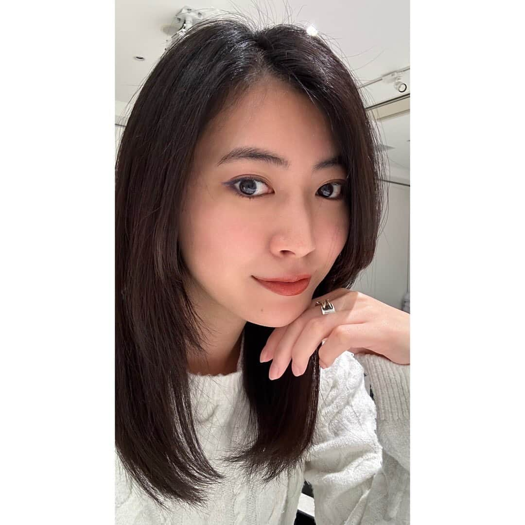 安田聖愛さんのインスタグラム写真 - (安田聖愛Instagram)「⁡ 久々の、私のヘアメンテ　リフレッシュ担当落合さん笑 ⁡ 前にカラー入れたところの黒染めが落ちてきてたので 染め直してもらい、前回パツンと切っていたのを今回はレイヤーを入れて切ってもらった✌️ ⁡ ギシギシだったのもトリートメントで復活！ ⁡ そして、3枚目は青のアイラインを引いてくれました笑 見えないけど、目頭の方にはゴールド系のアイラインをちょこっと！普段アイライン引かないからたまには違うメイクも楽しい☺️ ⁡ 落合さんいつもありがとうございますーー！！ ⁡ #ヘアメンテ」11月1日 15時58分 - seiayasuda