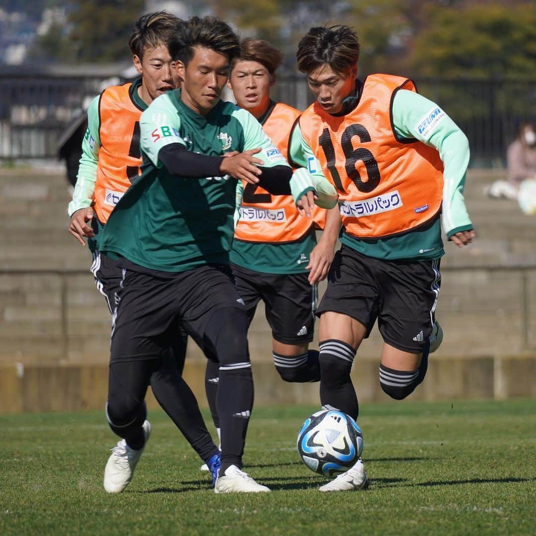 松本山雅FCさんのインスタグラム写真 - (松本山雅FCInstagram)「トレーニング写真をピックアップ📸🟢  #yamaga #matsumotoyamaga #神田渉馬 #滝裕太 #濱名真央 #野々村鷹人 #住田将 #藤本裕也」11月1日 15時52分 - matsumoto.yamagafc