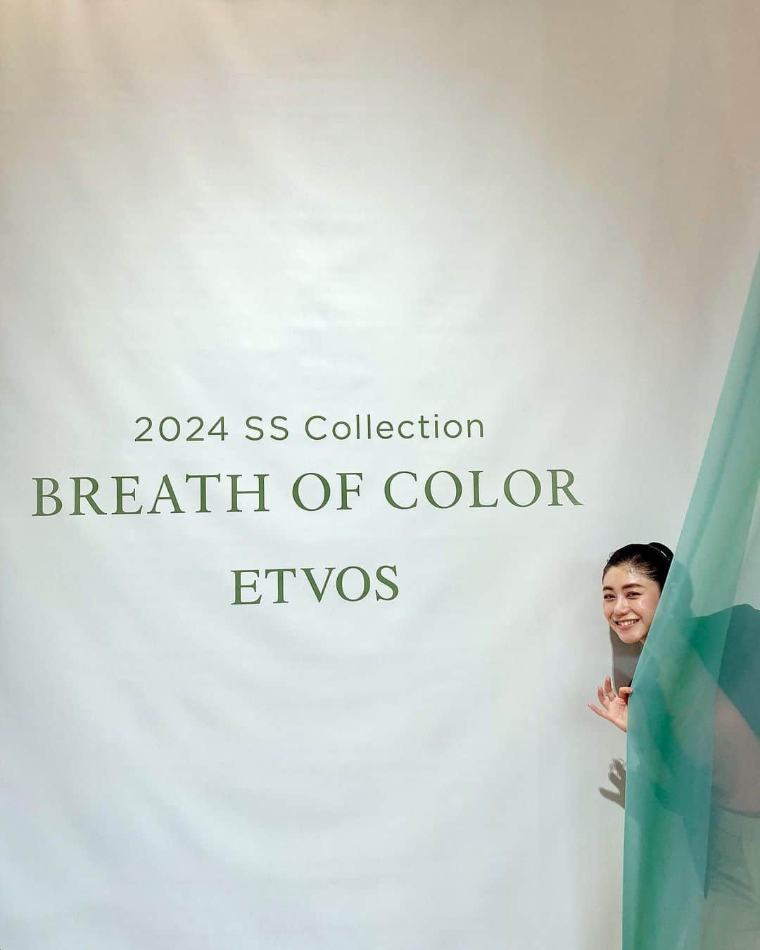 IZUMIさんのインスタグラム写真 - (IZUMIInstagram)「💐  @etvos.jp 2024ss #新商品発表会 へ🌸✨✨✨ 早くも2024年1月5日(金)からの #新作コスメ を試させていただきました!!😌🤲🤍 ☟ アイパレットはラメ感✨ 発色の良さが増していて、 ☟ アイライナーはとっても🖌️描きやすくて、 こちらも発色の良さ🙆‍♀️◎ ☟ ☟ わたしのイチオシは、 アイブロウにもなるカラーマスカラ👁️💚🧡💜 ↪︎ 眉に緑のマスカラとか、 本当に新鮮でワクワクしました😍👐 ［付けてみたけど、 めちゃくちゃおしゃれでした。］  いつも素敵な発表会にお呼びいただき、 本当に、ありがとうございます!!!! 素敵な方々が働かれている #エトヴォス さんが大好きです😌🤲  肌に悩みをもたれている方が、 少しでもメイクを楽しめるように なりますように。♡♡♡ そして、 すでにメイクを楽しまれている方が、 より魅力的な自分に出逢えますように...🫶❤️🫶  #etvos #cosmetics #beauty  #敏感肌コスメ #ナチュラルコスメ」11月1日 15時54分 - izuuumixxx