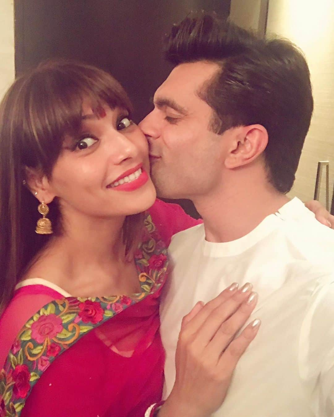 ビパシャ・バスーさんのインスタグラム写真 - (ビパシャ・バスーInstagram)「Our first Karwa Chauth post our wedding ❤️🧿 Time has flown by so fast.  My love and prayers for you  @iamksgofficial  have only gotten stronger and stronger each year ❤️🙏🧿 You are my person , my forever, my heart , my life , my everything ❤️🧿 Monkeylove forever ❤️  Happy Karwa Chauth to all ❤️ #monkeylove」11月1日 15時56分 - bipashabasu