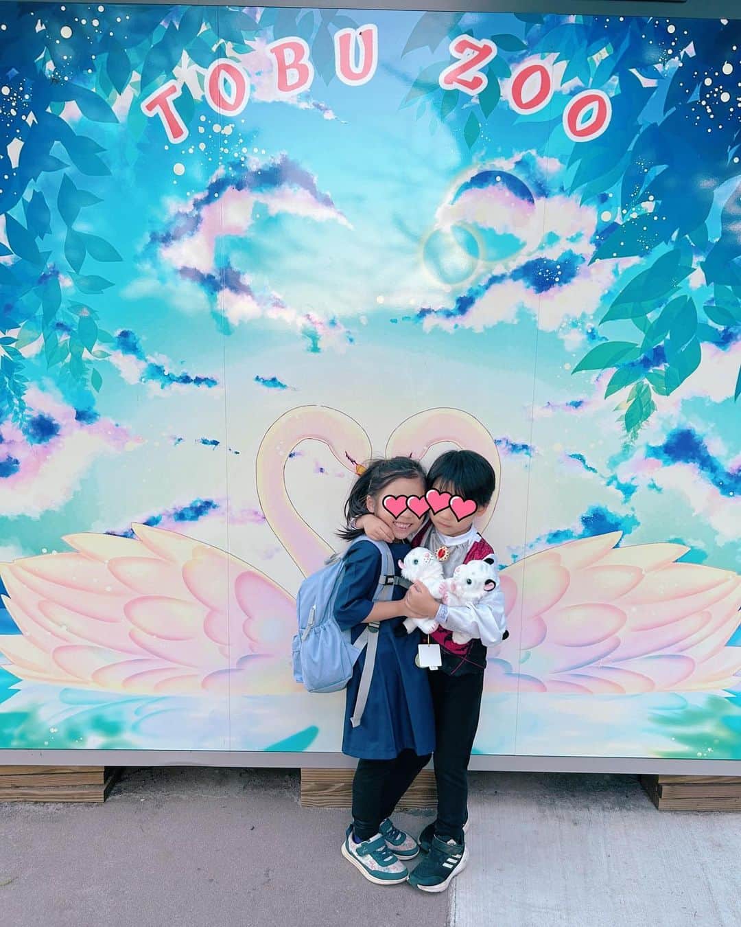 保田圭さんのインスタグラム写真 - (保田圭Instagram)「先日、息子の初デートで 東武動物公園へ🎶  今まで みんなでのお出かけはあったけど  女の子と2人でのお出かけは 初めて❤️😊😊❤️  2人はというと 終始ラブラブ🥰  可愛いの渋滞で 写真も動画も撮り過ぎた🩷💜🩷  でもこのラブラブ写真… 女の子のパパが見たら複雑な気持ちかな🤣笑  息子がね 『結婚することになっちゃった』 『指輪が必要かな？🙈💕』 だそうです🤣🤣🤣  可愛いなぁ💓  #初デート #5歳 #東武動物公園 #ヴァンパイアの衣装で行ったんだけどマントがないと伯爵っぽい」11月1日 15時57分 - keiyasuda1206