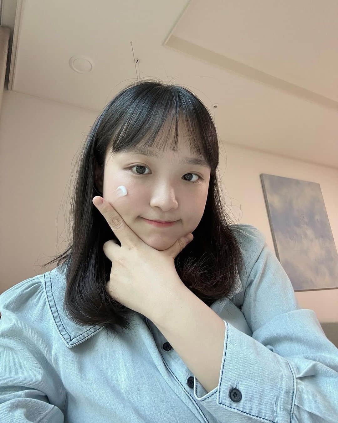 などちゃん（이선형／イソンヒョン）のインスタグラム：「☁️🛁#광고  어제 올라간 나도나도 찜질방 브이로그 속에 닥터지 마켓 내용 못보신 분들.. 마침 찾고 계셨던 분들! 얼른 달려가보세요🤍 무려 최소 50% 할인부터 시작인 보습크림 이벤트!😏✨  저도 요즘 매번 이거 바르는데 정말 촉촉하고 순하고 좋아요‼️ 특히 의외로 민감한 피부인 도님의 요즘 최애 보습크림이랍니다🙇‍♂️  (놀랍게도 어제 밤에 주문한 크림들이 오늘 도착한 실제 사진..)  #닥터지 #더모이스처배리어디인텐스크림」