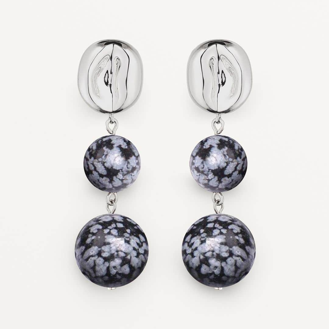 エステルデヴェのインスタグラム：「MATTERS OF CURIOSITY⁠ 	Organic silhouettes in sterling silver or gold vermeil are accompanied by elegantly suspended snowflake obsidian stones in the Valentine earrings. Animated by the subtlest movement, these pieces echo the artistic philosophy of Guynter Haese whose kinetic sculptures of repeated, interconnected forms - often set in motion by the slightest gust of wind - advocated a synthesis between art and nature.」