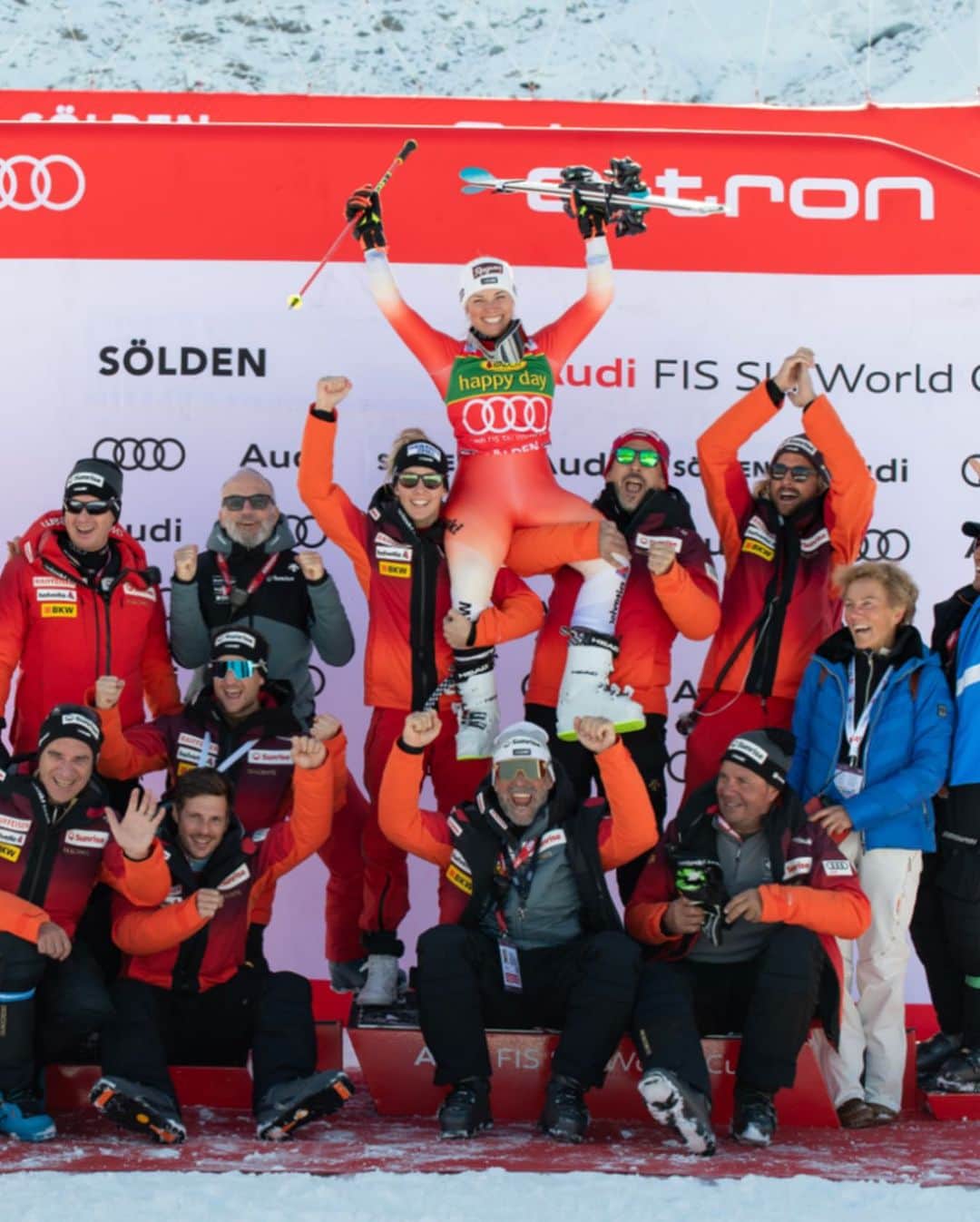 Descenteのインスタグラム：「Lara Gut-Behrami, from the Swiss Ski Team, launched the 2023/24 World Cup season with her 38th World Cup victory! The 2023/2024 FIS Alpine Ski World Cup kicked off in Sölden, Austria over the weekend. DESCENTE is looking forward to supporting the team this season as they take on new challenges in their new Sunrise ski suits.  #descente #designthatmoves  #descenteski #swissskiteam #alpineskiing #fisalpine #ski #skiing #skiwear #skigear #wintersports」