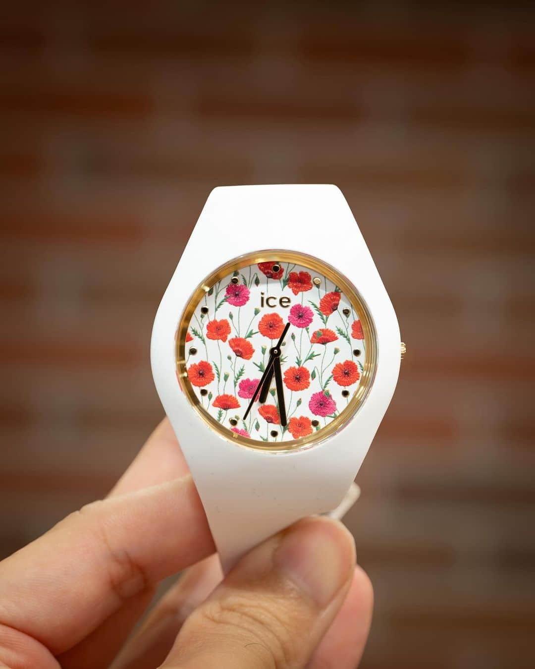 時計倉庫TOKIA 公式アカウントのインスタグラム：「⌚️ 【商品紹介】 ICE WATCH 016665  今回はICE WATCHをご紹介します！  コロンとしたデザインが特徴的なお時計です！ フェイスには花モチーフのプリントがデザインされており、存在感もばっちりなのでプレゼントにおすすめのお時計です！また、サイズ展開が小さいものと大きいものの2種類あるので、親子や姉妹でペアルックにしてもかわいいです！  大きさや実際の色味など、ぜひ店頭でお試しください！スタッフ一同、心よりお待ちしております🙇‍♀️  ……………………………………………………….................  ☟オンラインショップはプロフィールURLから☟ @tokia_official  ……………………………………………………….................  #時計倉庫 #時計倉庫tokia #腕時計 #watch #手表 #腕元倶楽部 #腕時計好きな人と繋がりたい #icewatch」