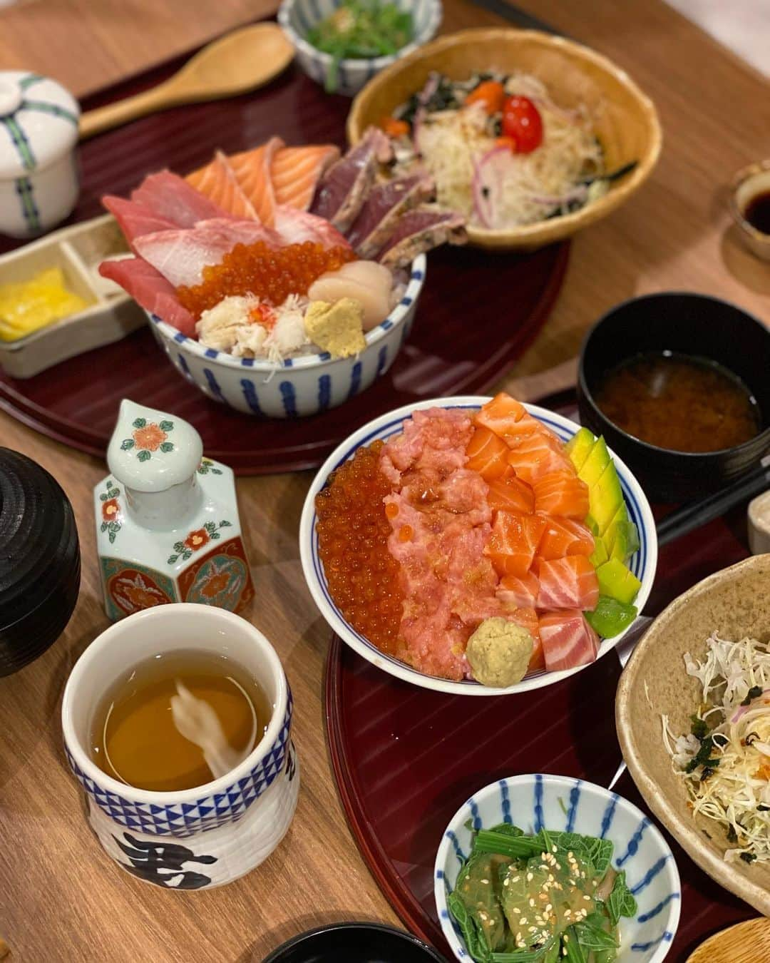 葉晟睿さんのインスタグラム写真 - (葉晟睿Instagram)「#kalvineats🍣 / 魚君 さかなくん   • 四色丼 $630  • 酪梨彩虹丼 $460  • 鮪魚泥鮭魚親子丼 $580  • 豪華刺身丼 $720  • 五點刺身 $580  + $160 海鮮丼飯升級套餐 (附沙拉/小菜/小品/甜點/味噌湯)  離職前幾乎每個禮拜中午會來吃 分量屬於小碗但午餐吃他剛好  #kalvineats #kalvineats台北 #kalvineats信義區 #kalvineats市政府站 #kalvineats🍣 #魚君 #魚君さかなくん海鮮丼專門店   魚君 さかなくん 信義A8店  📍台灣台北市信義區松高路12號號 B2 🚇 捷運 市政府站 3號出口 🕰 sun-thu 11:00 ㏂—9:30 ㏘ fri-sat 11:00 ㏂—10:00 ㏘  *低消 $400」11月1日 16時00分 - kalvin.yeh