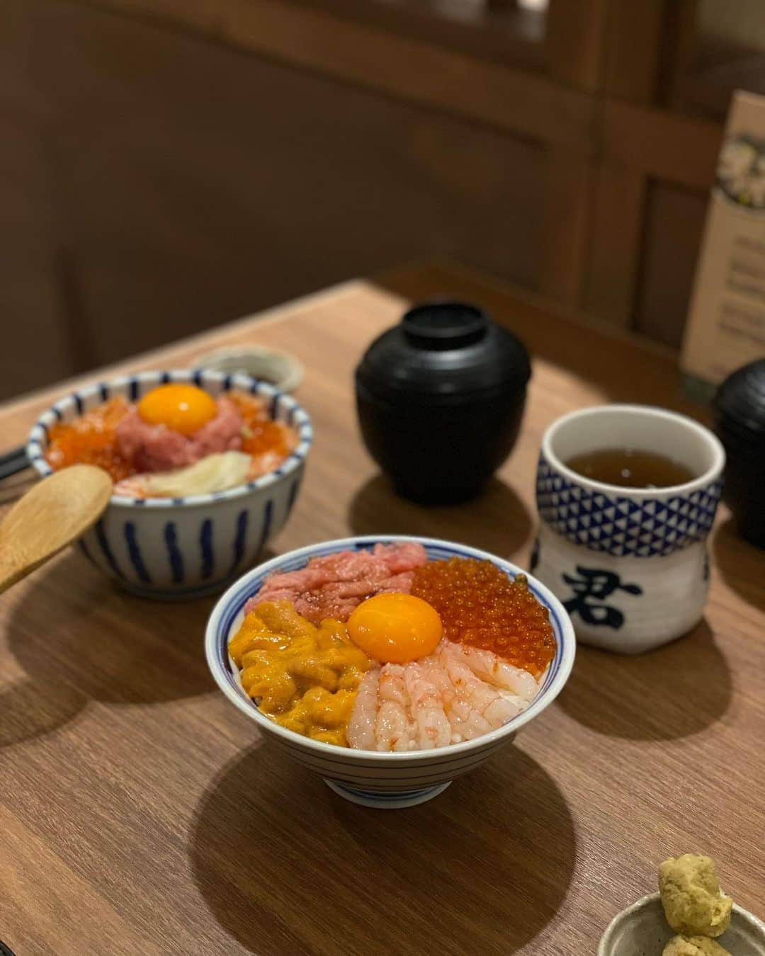 葉晟睿さんのインスタグラム写真 - (葉晟睿Instagram)「#kalvineats🍣 / 魚君 さかなくん   • 四色丼 $630  • 酪梨彩虹丼 $460  • 鮪魚泥鮭魚親子丼 $580  • 豪華刺身丼 $720  • 五點刺身 $580  + $160 海鮮丼飯升級套餐 (附沙拉/小菜/小品/甜點/味噌湯)  離職前幾乎每個禮拜中午會來吃 分量屬於小碗但午餐吃他剛好  #kalvineats #kalvineats台北 #kalvineats信義區 #kalvineats市政府站 #kalvineats🍣 #魚君 #魚君さかなくん海鮮丼專門店   魚君 さかなくん 信義A8店  📍台灣台北市信義區松高路12號號 B2 🚇 捷運 市政府站 3號出口 🕰 sun-thu 11:00 ㏂—9:30 ㏘ fri-sat 11:00 ㏂—10:00 ㏘  *低消 $400」11月1日 16時00分 - kalvin.yeh