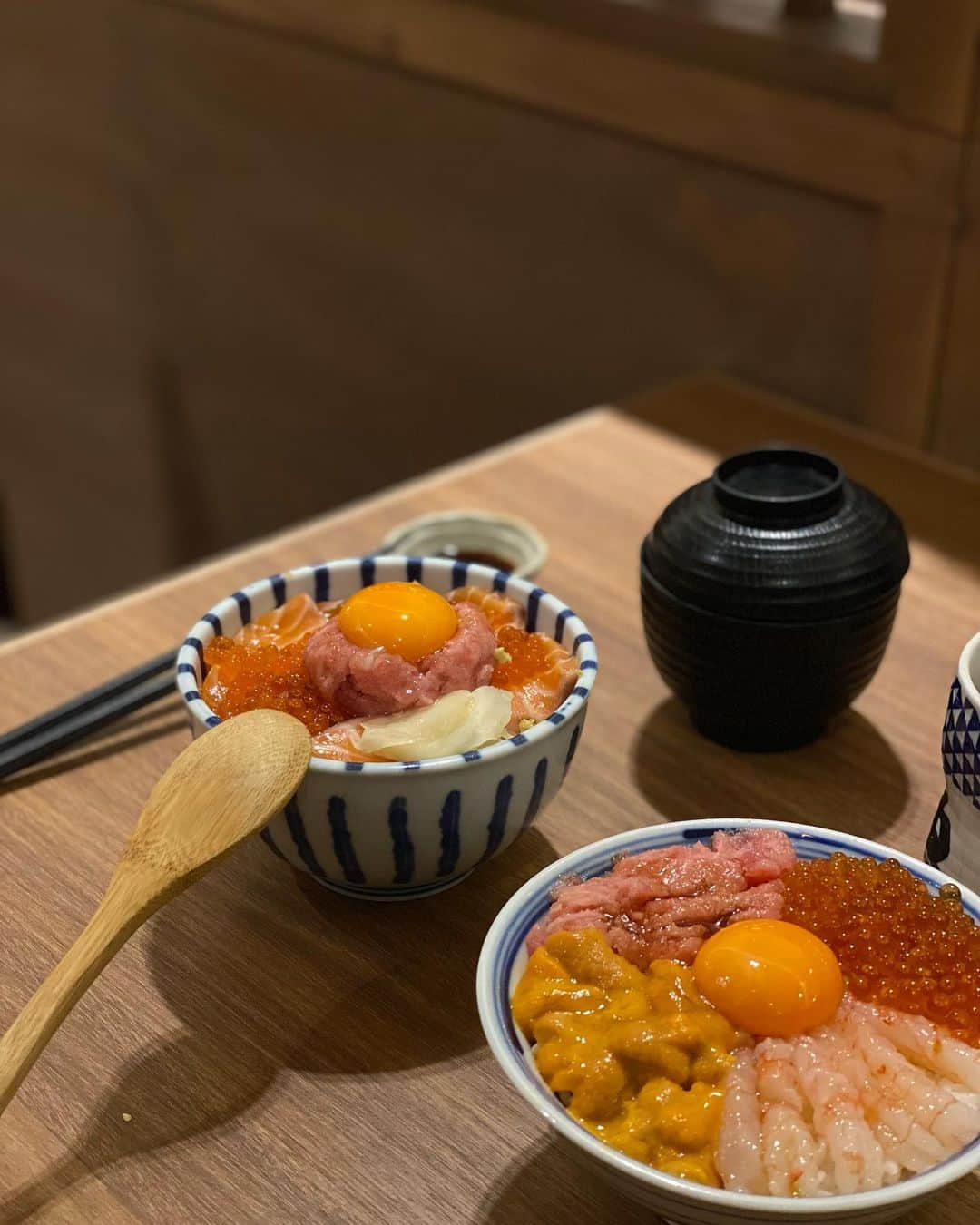 葉晟睿さんのインスタグラム写真 - (葉晟睿Instagram)「#kalvineats🍣 / 魚君 さかなくん   • 四色丼 $630  • 酪梨彩虹丼 $460  • 鮪魚泥鮭魚親子丼 $580  • 豪華刺身丼 $720  • 五點刺身 $580  + $160 海鮮丼飯升級套餐 (附沙拉/小菜/小品/甜點/味噌湯)  離職前幾乎每個禮拜中午會來吃 分量屬於小碗但午餐吃他剛好  #kalvineats #kalvineats台北 #kalvineats信義區 #kalvineats市政府站 #kalvineats🍣 #魚君 #魚君さかなくん海鮮丼專門店   魚君 さかなくん 信義A8店  📍台灣台北市信義區松高路12號號 B2 🚇 捷運 市政府站 3號出口 🕰 sun-thu 11:00 ㏂—9:30 ㏘ fri-sat 11:00 ㏂—10:00 ㏘  *低消 $400」11月1日 16時00分 - kalvin.yeh