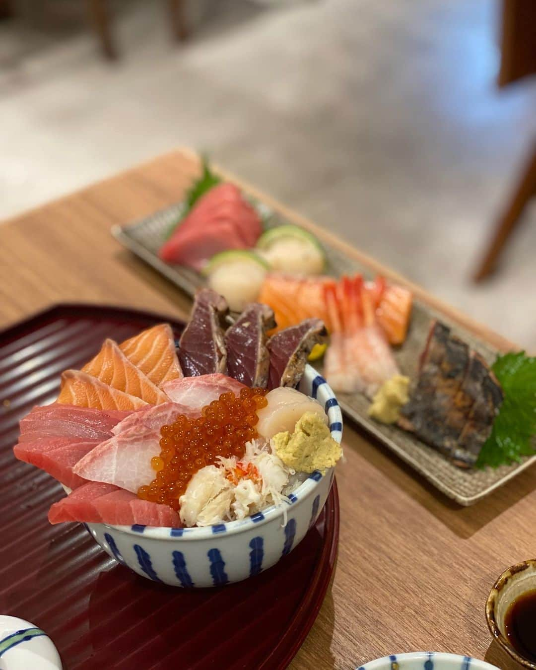 葉晟睿さんのインスタグラム写真 - (葉晟睿Instagram)「#kalvineats🍣 / 魚君 さかなくん   • 四色丼 $630  • 酪梨彩虹丼 $460  • 鮪魚泥鮭魚親子丼 $580  • 豪華刺身丼 $720  • 五點刺身 $580  + $160 海鮮丼飯升級套餐 (附沙拉/小菜/小品/甜點/味噌湯)  離職前幾乎每個禮拜中午會來吃 分量屬於小碗但午餐吃他剛好  #kalvineats #kalvineats台北 #kalvineats信義區 #kalvineats市政府站 #kalvineats🍣 #魚君 #魚君さかなくん海鮮丼專門店   魚君 さかなくん 信義A8店  📍台灣台北市信義區松高路12號號 B2 🚇 捷運 市政府站 3號出口 🕰 sun-thu 11:00 ㏂—9:30 ㏘ fri-sat 11:00 ㏂—10:00 ㏘  *低消 $400」11月1日 16時00分 - kalvin.yeh