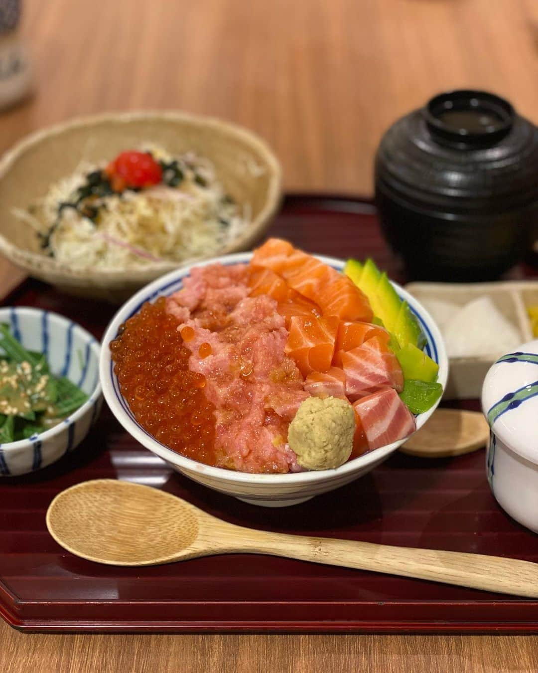 葉晟睿さんのインスタグラム写真 - (葉晟睿Instagram)「#kalvineats🍣 / 魚君 さかなくん   • 四色丼 $630  • 酪梨彩虹丼 $460  • 鮪魚泥鮭魚親子丼 $580  • 豪華刺身丼 $720  • 五點刺身 $580  + $160 海鮮丼飯升級套餐 (附沙拉/小菜/小品/甜點/味噌湯)  離職前幾乎每個禮拜中午會來吃 分量屬於小碗但午餐吃他剛好  #kalvineats #kalvineats台北 #kalvineats信義區 #kalvineats市政府站 #kalvineats🍣 #魚君 #魚君さかなくん海鮮丼專門店   魚君 さかなくん 信義A8店  📍台灣台北市信義區松高路12號號 B2 🚇 捷運 市政府站 3號出口 🕰 sun-thu 11:00 ㏂—9:30 ㏘ fri-sat 11:00 ㏂—10:00 ㏘  *低消 $400」11月1日 16時00分 - kalvin.yeh