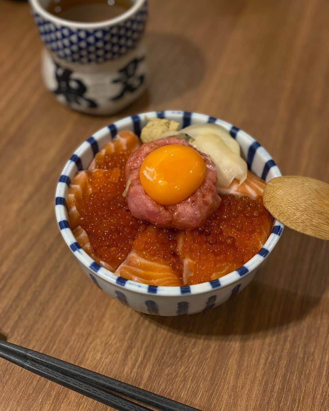 葉晟睿さんのインスタグラム写真 - (葉晟睿Instagram)「#kalvineats🍣 / 魚君 さかなくん   • 四色丼 $630  • 酪梨彩虹丼 $460  • 鮪魚泥鮭魚親子丼 $580  • 豪華刺身丼 $720  • 五點刺身 $580  + $160 海鮮丼飯升級套餐 (附沙拉/小菜/小品/甜點/味噌湯)  離職前幾乎每個禮拜中午會來吃 分量屬於小碗但午餐吃他剛好  #kalvineats #kalvineats台北 #kalvineats信義區 #kalvineats市政府站 #kalvineats🍣 #魚君 #魚君さかなくん海鮮丼專門店   魚君 さかなくん 信義A8店  📍台灣台北市信義區松高路12號號 B2 🚇 捷運 市政府站 3號出口 🕰 sun-thu 11:00 ㏂—9:30 ㏘ fri-sat 11:00 ㏂—10:00 ㏘  *低消 $400」11月1日 16時00分 - kalvin.yeh