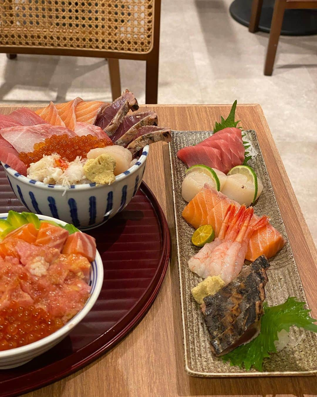 葉晟睿さんのインスタグラム写真 - (葉晟睿Instagram)「#kalvineats🍣 / 魚君 さかなくん   • 四色丼 $630  • 酪梨彩虹丼 $460  • 鮪魚泥鮭魚親子丼 $580  • 豪華刺身丼 $720  • 五點刺身 $580  + $160 海鮮丼飯升級套餐 (附沙拉/小菜/小品/甜點/味噌湯)  離職前幾乎每個禮拜中午會來吃 分量屬於小碗但午餐吃他剛好  #kalvineats #kalvineats台北 #kalvineats信義區 #kalvineats市政府站 #kalvineats🍣 #魚君 #魚君さかなくん海鮮丼專門店   魚君 さかなくん 信義A8店  📍台灣台北市信義區松高路12號號 B2 🚇 捷運 市政府站 3號出口 🕰 sun-thu 11:00 ㏂—9:30 ㏘ fri-sat 11:00 ㏂—10:00 ㏘  *低消 $400」11月1日 16時00分 - kalvin.yeh