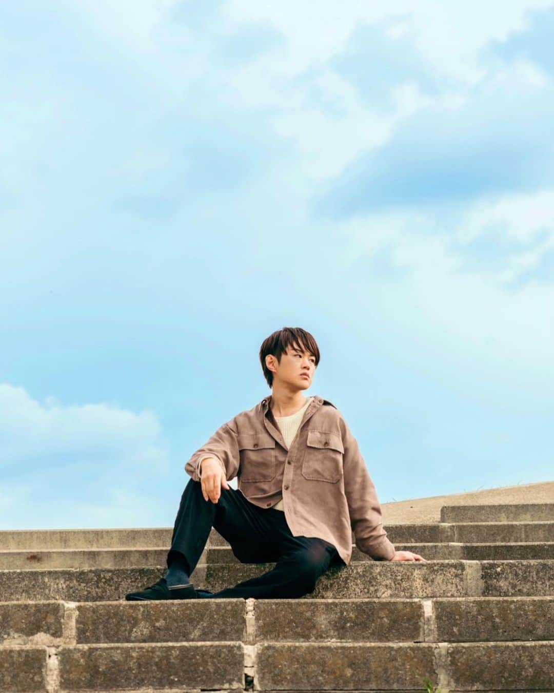 久保宏貴のインスタグラム：「・ こんにちはー。秋晴れの良い天気だね〜☺︎ 11月も宜しくです。 ・ ・ ・ #Blue #秋晴れ  #walking  #2023秋  #久保宏貴」