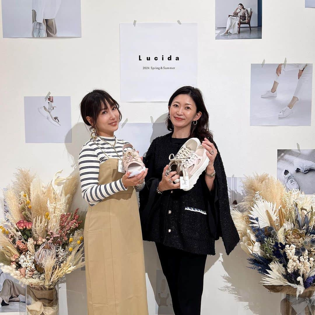 ayakonbubuさんのインスタグラム写真 - (ayakonbubuInstagram)「今日は　@harunya0129 と  @lucida_shoes  の春夏展示会と 有楽町丸井にある店舗に行ってきたよ🙌🩷  春夏はサンダルみたいなスニーカーも多く種類出てるし、機能性もあってデザイン性もあるのばかりで、 始終可愛いなぁ可愛いなぁって呟いてた🤣🤣  今出てるものを　試着させてもらったよ🤭  外反母趾の人でもはけるように　いろいろ工夫されてるみたい。  ソールも低反発で歩きやすいし、エアー入ってるものもある。  私が履いたのは人気のもので　雨の日も大丈夫だって💕💕 ソールも5cmあってスタイルアップ🤭💕  人気だから、合皮やエナメルで色違いたくさん出てるよ😍  ソールの部分は　消しゴムで汚れ落ちるみたい🥴💓  今　厚底流行りみたいで　@lucida_shoes  にも　いろんな厚底のシューズ置いてあったよ🩷  有楽町丸井の2階に店舗があるから　近くに行ったら見てみてね✨✨✨  また履いてコーデ撮るね🎵✨  #PR #Lucida #lucidashoes #ルシーダ#ルシーダシューズ #有楽町マルイ #靴#スニーカー#アラフォーコーデ #アラフォーママ#コーデ#fashion#スニーカー女子 #スニーカー  #スニーカー倶楽部 #サンダル#サンダルコーデ #厚底#厚底スニーカー」11月1日 16時01分 - ayakonbubu