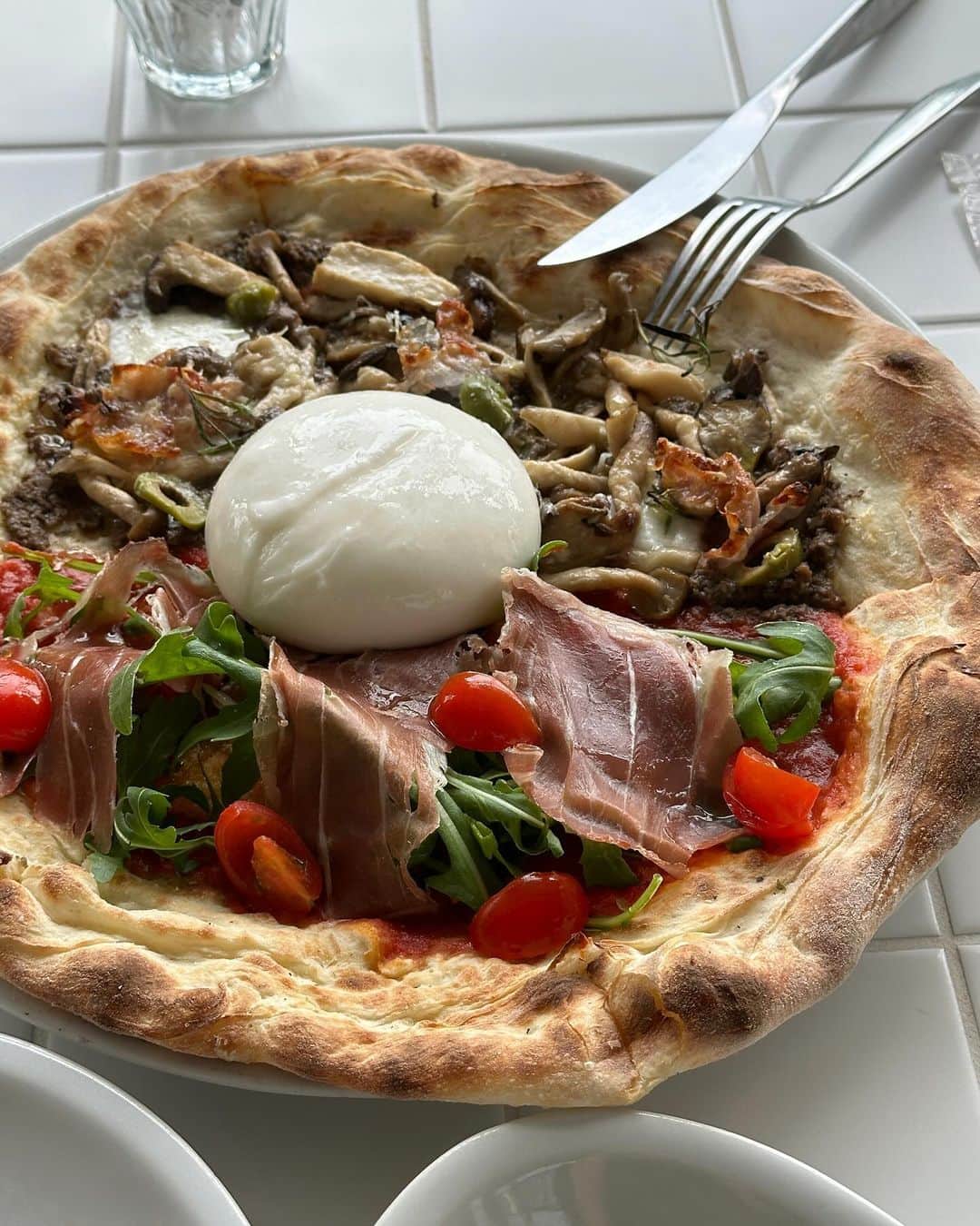 高木由梨奈のインスタグラム：「食欲の秋を理由にたくさん食べてます🍕 幸せ☺️みんなも秋だからたくさん食べよ〜  ピザの日はブルーミーで撮影もしたのでお楽しみに✌️」