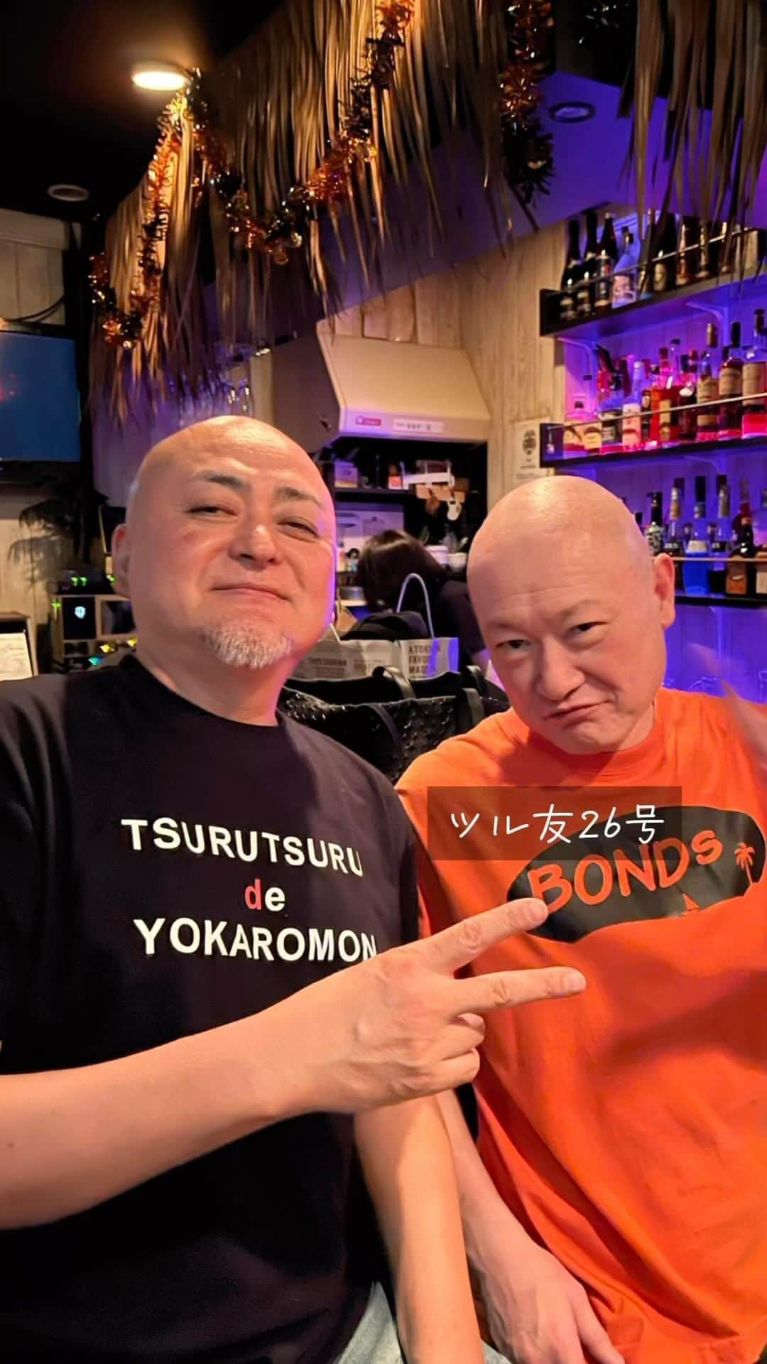 福岡グルメ 福岡ランチ「デビログ」のインスタグラム：「ツル友会の2次会は26号のいる『BAR BONDS』へ。 出会い橋の近くにあるビルの4階にあるカラオケもできるバー？スナック？  26号が永ちゃんを熱唱しとった！  ▶︎BAR BONDS 福岡市博多区中洲4-5-9 リバーサイドビル 4F 092-262-0221 21:00～5:00？ 定休日：日曜日、祝日  #福岡バー #福岡bar #中洲バー #中洲bar #ツル友会 #ツル友 #ツル友コレクション #barbonds」