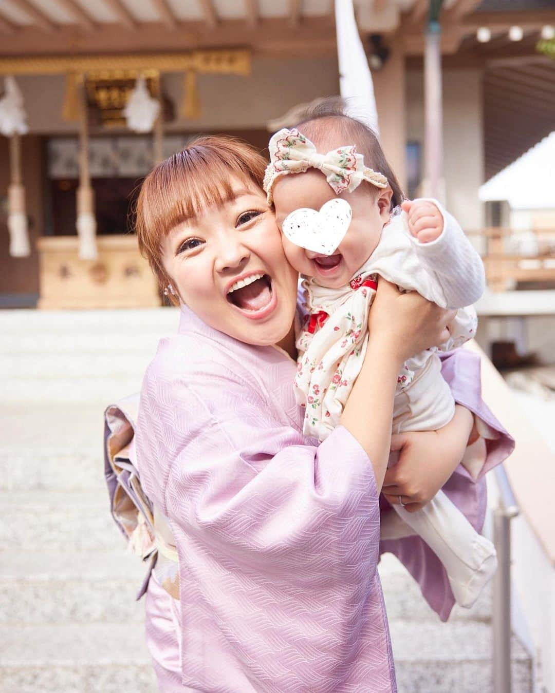 柳原可奈子さんのインスタグラム写真 - (柳原可奈子Instagram)「長女の七五三でした😊💕 お着物どうしよう？と探していたら 寝たまま3分で着られる晴れ着レンタル　@holyangel2020  さんをみつけました👏❤️ サイドがマジックテープでガバッと開くので、 寝かせたまま着せることができたよ✌️ 可愛らしい晴れ姿、見られてよかった〜‼️  🕊  当日の朝は雨が降っていました☔️ 皆が心配して見守るなか お昼にむけてぐんぐん晴れていく空は まるで私と長女のこれまで、のようでした  じいじばあばもお家に集まってくれて、大興奮の次女👶 パパも出発前からカメラをかまえます📸 古くからの友人にヘアメイクしてもらい💄 にぎやかに支度しながら この3年11ヶ月をそっと思い出していました  この日を無事に迎えられたこと、 本当に嬉しかった❤️  ここまで来られた！という大きな自信と安心感 長女を応援してくれる周りのみなさんへの感謝💕 胸いっぱいの特別な節目となりました  七五三おめでとう‼️ これからも元気に育ってね❤️  お支度編も見てもらいたいからまた投稿するね〜💄💅　 @nagomiphotostudio  @kanagongongon   #七五三　#七五三ヘア  #七五三3歳  #七五三撮影  #七五三ママ　#可奈子補装具」11月1日 16時15分 - yanagihara_kanako_