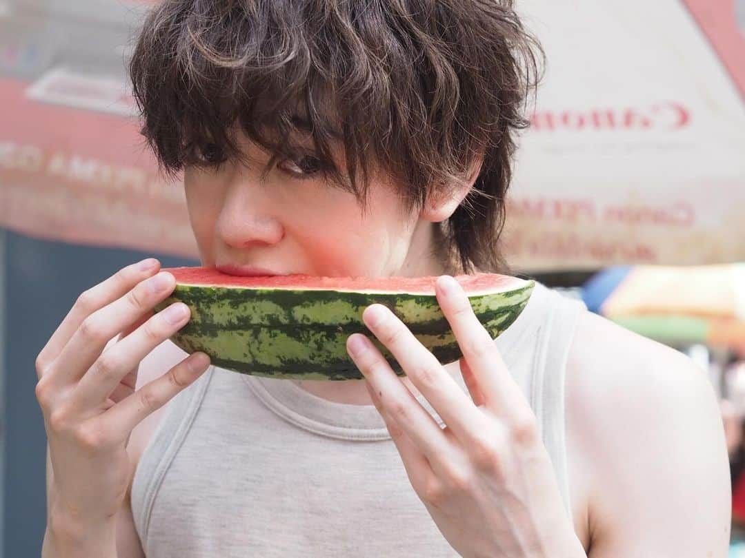 内藤秀一郎のインスタグラム：「写真集発売まで 残り1ヶ月！！  オフショットも載せていきます🍉 タイ🇹🇭市場で スイカ食べた！  #タイ #ประเทศไทย #パタヤ #พัทยา #市場 #ตลาด #ตลาด  #ขอบคุณครับ #กรุงเทพมหานคร  #แตงโม #ภาพถ่าย #อัลบั้มภาพ  #ชูอิจิโรนาอิโตะ」