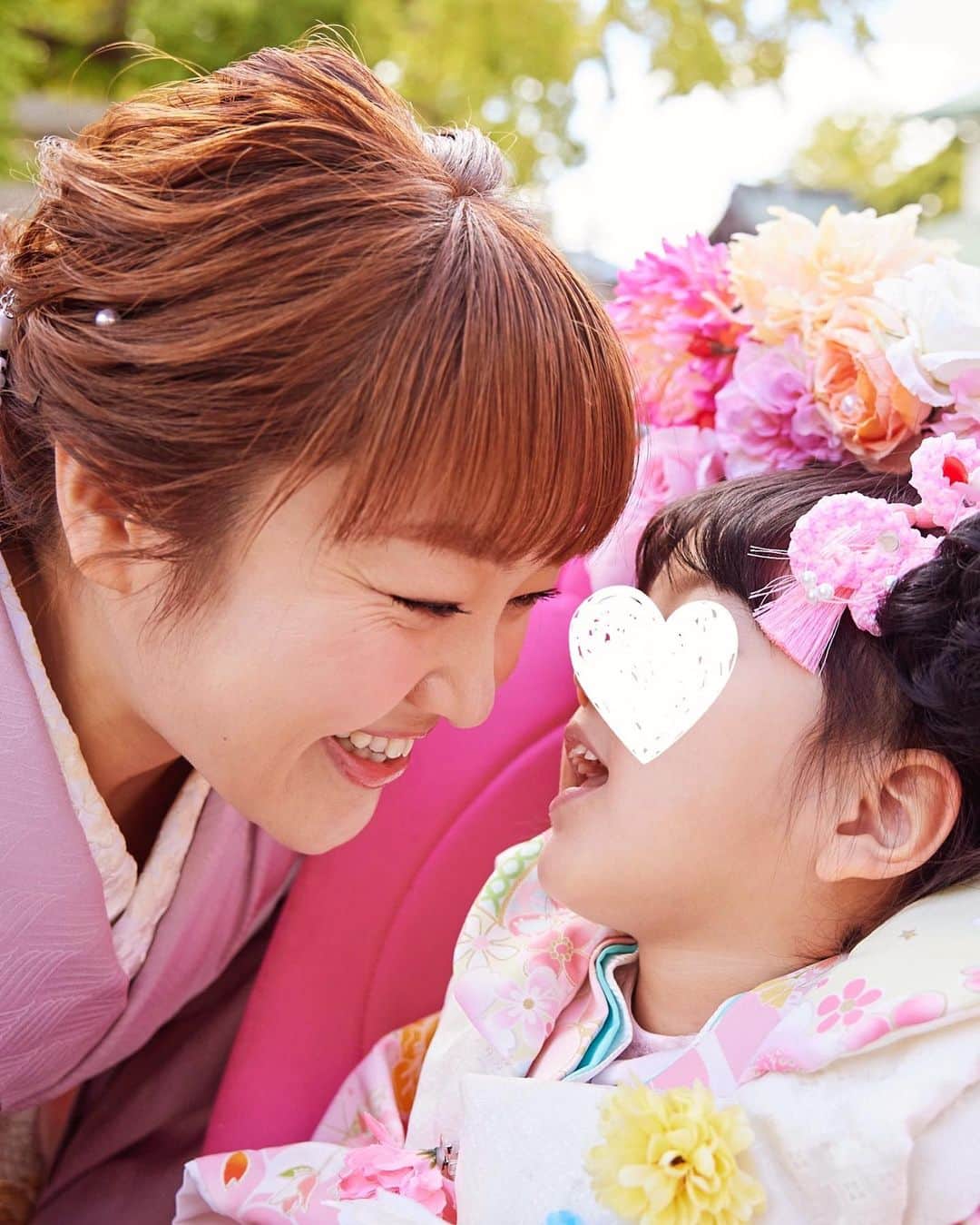 柳原可奈子のインスタグラム：「長女の七五三でした😊💕 お着物どうしよう？と探していたら 寝たまま3分で着られる晴れ着レンタル　@holyangel2020  さんをみつけました👏❤️ サイドがマジックテープでガバッと開くので、 寝かせたまま着せることができたよ✌️ 可愛らしい晴れ姿、見られてよかった〜‼️  🕊  当日の朝は雨が降っていました☔️ 皆が心配して見守るなか お昼にむけてぐんぐん晴れていく空は まるで私と長女のこれまで、のようでした  じいじばあばもお家に集まってくれて、大興奮の次女👶 パパも出発前からカメラをかまえます📸 古くからの友人にヘアメイクしてもらい💄 にぎやかに支度しながら この3年11ヶ月をそっと思い出していました  この日を無事に迎えられたこと、 本当に嬉しかった❤️  ここまで来られた！という大きな自信と安心感 長女を応援してくれる周りのみなさんへの感謝💕 胸いっぱいの特別な節目となりました  七五三おめでとう‼️ これからも元気に育ってね❤️  お支度編も見てもらいたいからまた投稿するね〜💄💅　 @nagomiphotostudio  @kanagongongon   #七五三　#七五三ヘア  #七五三3歳  #七五三撮影  #七五三ママ　#可奈子補装具」