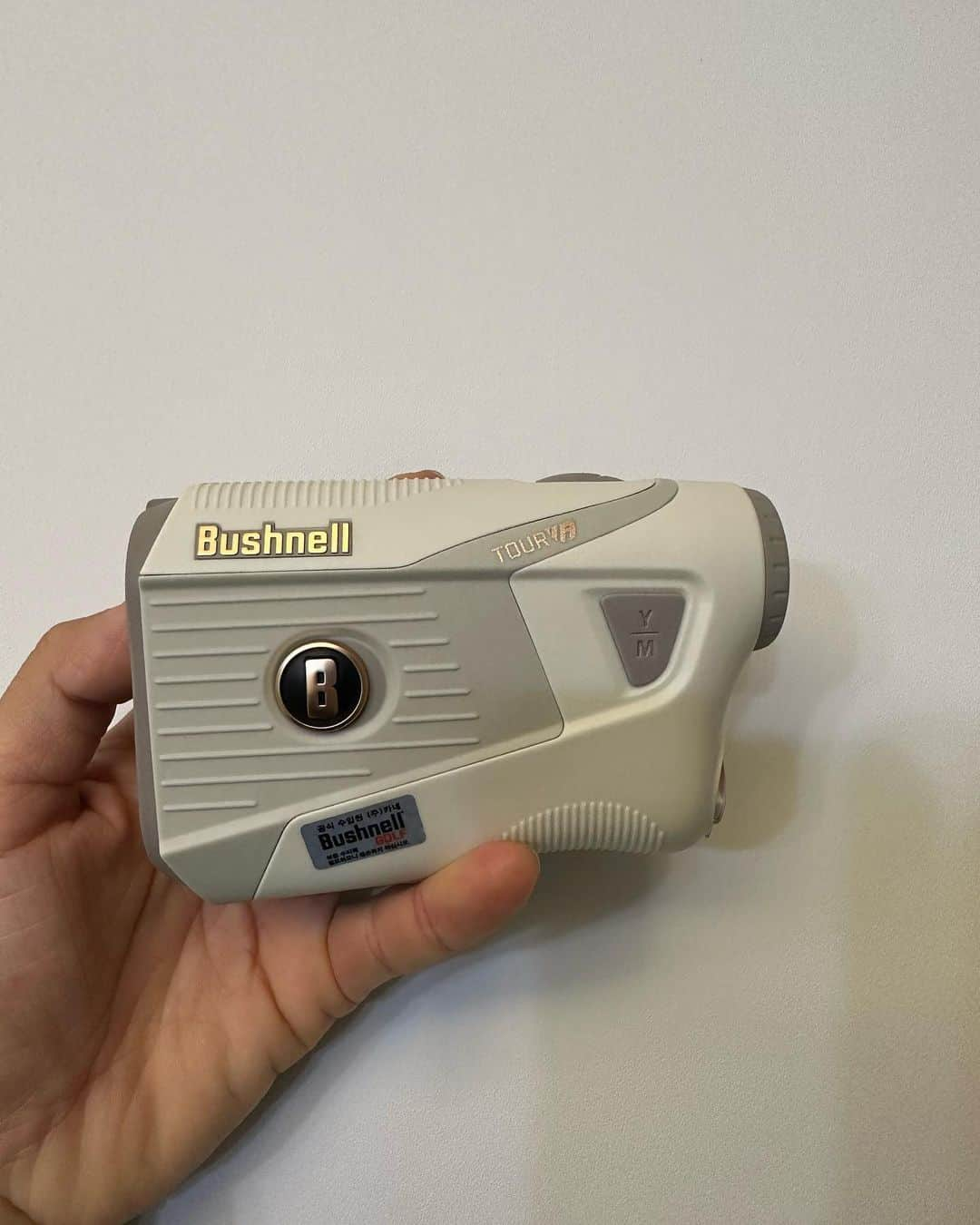 チェ・ナヨンさんのインスタグラム写真 - (チェ・ナヨンInstagram)「부쉬넬 코리아 @bushnell_korea 에서 생일 선물을 주셨어요 😍 감사합니다!! 하얀색이 참 예뻐요 ^^ 이름까지 새겨주시니 잃어버릴 일도 없네요 🫢 부쉬넬에서 거리측정 워치도 나왔으니 많은 관심 부탁드려요 ☺️」11月1日 16時10分 - nychoi87