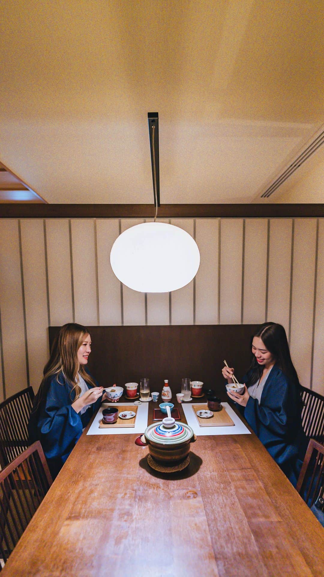 Stella Leeのインスタグラム：「Kenapa lidahku jahat banget? Karena aku sudah sering makan makanan super enak di Jepang dan salah satunya di @hoshinoresorts.kai 🫶🏻 Setiap stay di Ryokan KAI ini, Kaiseki dinnernya selalu mengena di hati 💖  Kali ini aku mengajak bestieku @molita_lin untuk mencoba ryokan, berendam di onsen, dan mencicipi Kaiseki dinner asli di Jepang. We both enjoyed our dining experience so much 💋」