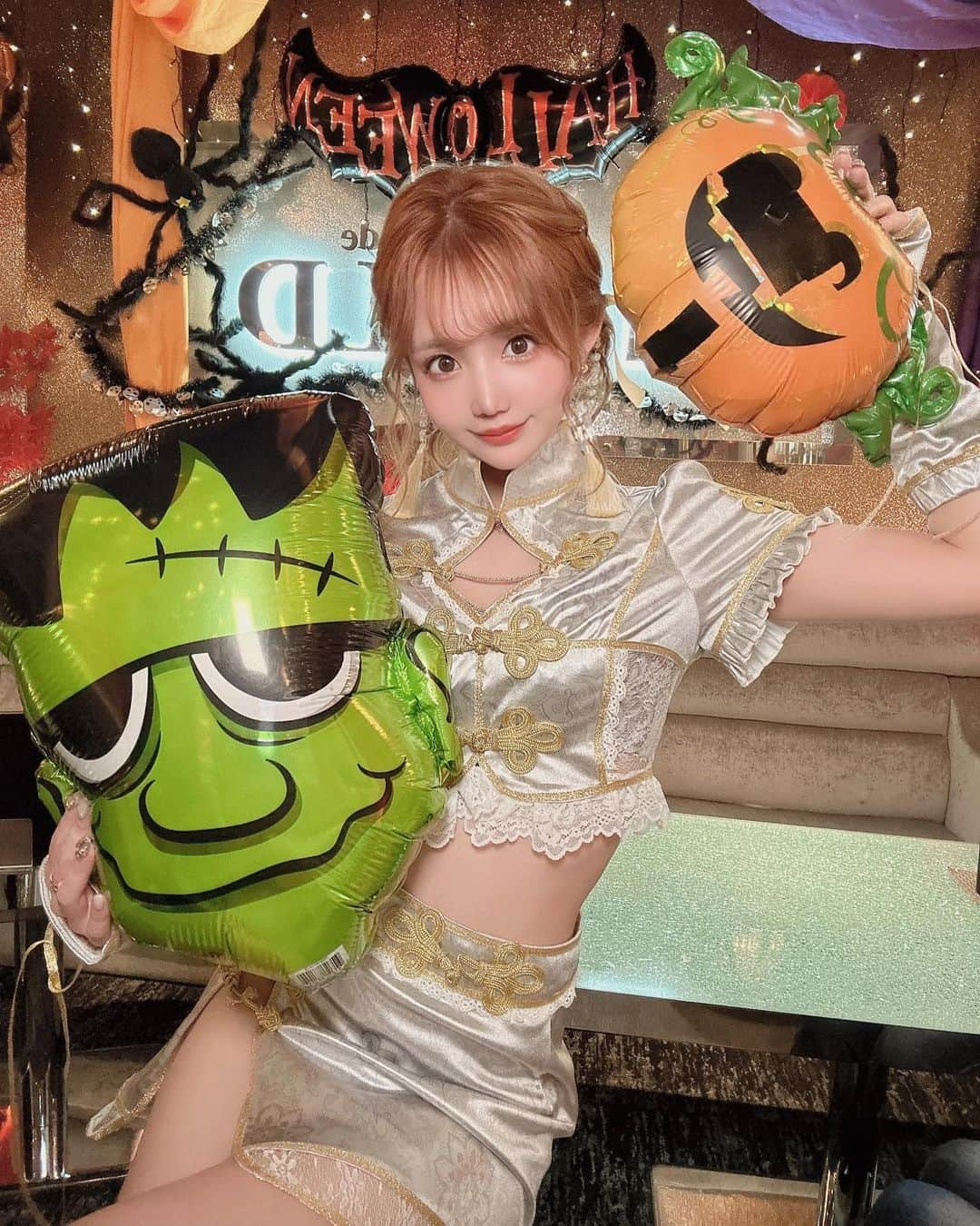 桜木せりなさんのインスタグラム写真 - (桜木せりなInstagram)「Trick or Treat🎃🖤  #ハロウィン #ハロウィンコスプレ #ハロウィンイベント #チャイナ服 #チャイナドレス #malymoon #名古屋 #錦 #錦3 #salondegold #MLH  #サロンドゴールド  #キャバクラ #いいね #instalike #맞팔　#좋아요」11月1日 16時16分 - serina__gold