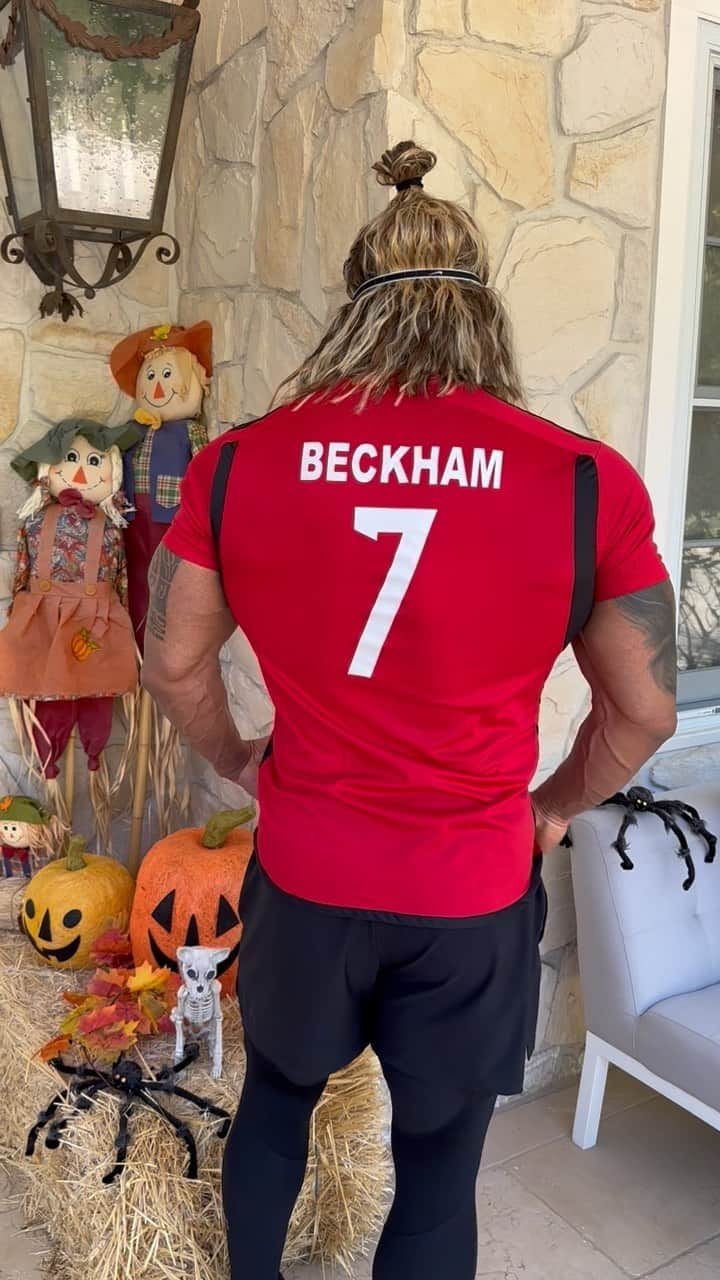 ドウェイン・ジョンソンのインスタグラム：「Beckham 7  ⚽️🥃🇬🇧💪🏾  #happyhalloween 🎃  @davidbeckham」