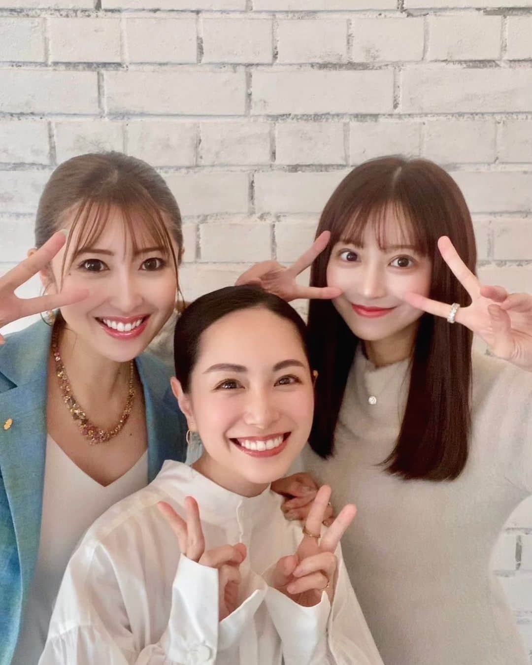 勝友美のインスタグラム：「⁡ 愛沢えみりちゃんが運営するメディアlumilyの取材に行ったら寺田有希ちゃんと遭遇😆🫶✨ また会えてとっても嬉しかったです💕 2人ともお肌つるつるでめっちゃ白い🥹🤍 ⁡ ⁡ ⁡ ⁡ ⁡ ⁡ ⁡ ⁡ ⁡ #うっす#ヴィクトリースーツ #オーダースーツ #レディーススーツ #メンズスーツ #スーツ #remuse #女性経営者#人は自分に嘘をつく」