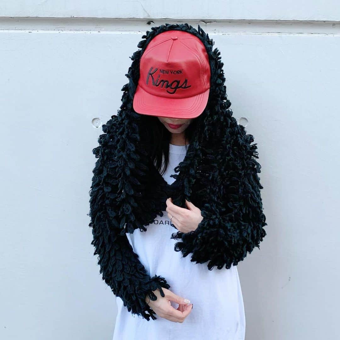 birthdeathのインスタグラム：「New Arrivals  00's Black loop fringe knit cardigan  2007 Supreme × Starter “NEW YORK KINGS” red leather snapback cap  #birthdeath #vintage」