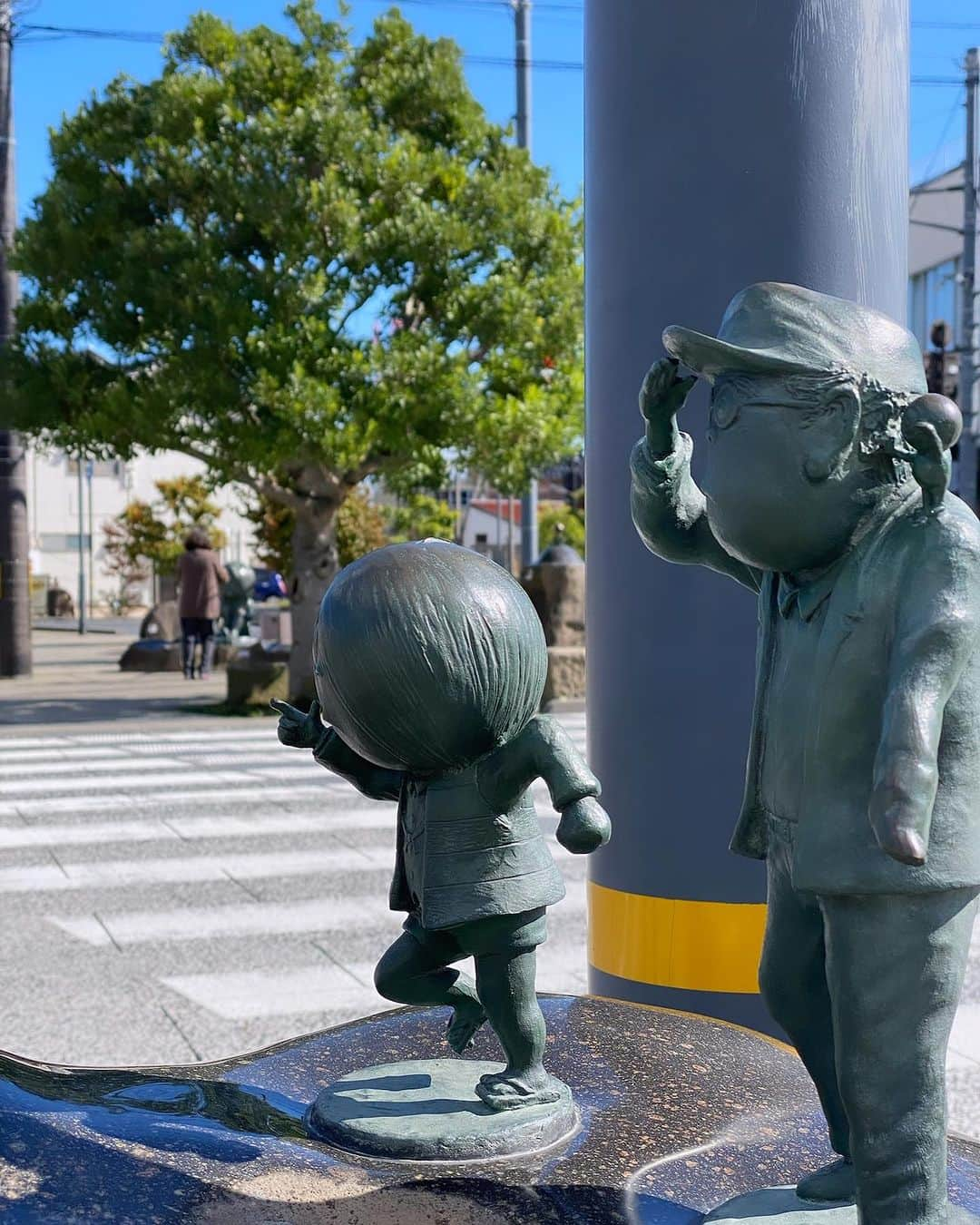 大森日雅のインスタグラム：「水木しげるロード🏮 列車も街も妖怪だらけ。 ⁡ 海鮮丼と梨ミックスあいす美味しかった。 ⁡ #ゲゲゲの鬼太郎 #米子 #鳥取県 #境港 #出雲大社 #美保神社 #両参り #えびすだいこく両参り #島根県 #日本神話」