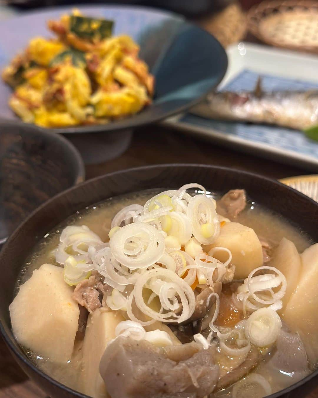 上原歩さんのインスタグラム写真 - (上原歩Instagram)「*  Halloween👻ごはん🍴  仮装などはしませんが 食べ物だけでもとりいれようとかぼちゃ。  ですがメインは栗ご飯 私が栗ご飯を作る日がくるなんて 感慨深い。なぜなら、 特別好物ではないから。笑 給食に出てきた、栗ご飯、お赤飯、関係ないけどシュガーパン、ピザにパイナップル、全部苦手だった幼少時代。 今でこそ食べられるけれど自ら選ばないラインナップです。  しかし、 ボソっと言った食べたいなを思い出しお勉強と作ってみたら🌰さん大変😂  何度諦めかけたか。渋皮で泣きました。 思わずみなさんに聞いたら、何十人もの方が作るとおっしゃっていて大尊敬です。  色々なレシピを見て 1番シンプルな昆布お酒お塩の味つけにしました。  これで美味しくなかったら🐅🐎…なんて思っていたら おいしかった🥲✨ 栗ほくほく。餅米がまた美味しい。シンプルで凄くほっこりする。  今年また作りたいとは思いませんが😂来年栗をみたら今年はもっと上手に出来るかも？なんて思っていたらしめたものです。  かぼちゃサラダも、玉ねぎかぼちゃを蒸篭で蒸して脂をしっかり抜いたカリベーコンを入れ味付けはシンプルにかつペッパーをきかせて大成功。  かぼちゃが🎃しっかり脇役のハロウィンごはん。  翌日入ったカフェにマロングラッセ。あまりにも美しくて見つめてしまいました👁️  ______________________________________________  #love #life #loveislove #cooking #栗ごはん#おうちごはん#あゆめし」11月1日 16時20分 - ayumiuehara