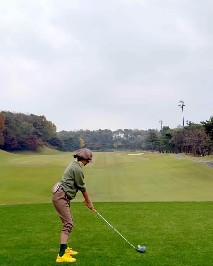 リー・ウネ・ヨンのインスタグラム：「헉헉🙄 간만에 라운딩 인데  “잘쳤네~!😏”」