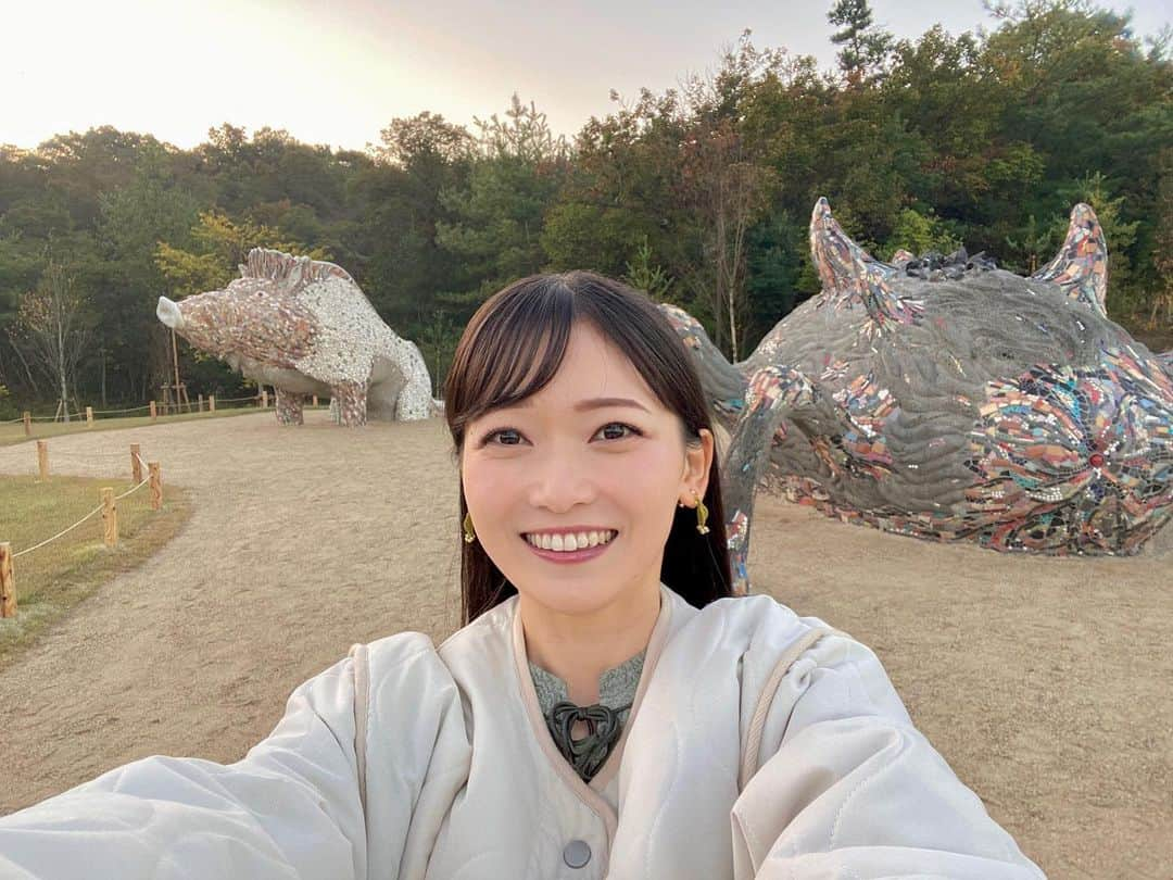 南雲穂波のインスタグラム：「#もののけの里 オープン✨ #もののけ姫 の世界をイメージした、里山風景が広がるエリアです⛰️ けさの#ドデスカ！で生中継させてもらいました.  タイルで彩られた#タタリ神 のオブジェに、玉石も使って毛並みが表現された#乙事主 の滑り台. そしてなんといっても#タタラ場 をモチーフにした大きな草屋根の建物にテンションが上がりました！！ その中では五平餅を炭火で焼く体験ができます.  #もののけの里休憩処 では、もののけ姫にちなんだオリジナルグッズが買えます. 映画にも出てくる#干し肉 も！ タタリ神と乙事主のマスコットはふわふわの触り心地でした🫶  #ジブリパーク は今日で開園してから1周年🎉 あっという間ではありましたが、まだ1年しか経っていないのにたくさん楽しませてもらっているなぁ♡ 11月1日、今年も記念すべき日に訪れることができて幸せです☻  #メーテレアナウンサー #南雲穂波 #なぐもぐもぐ」