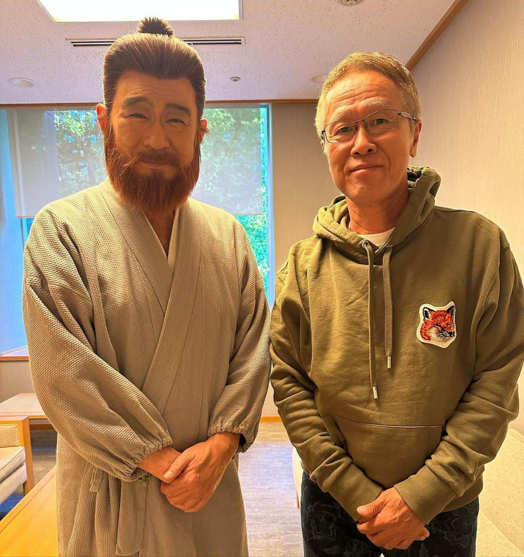 井上公造のインスタグラム：「船越英一郎さんの「赤ひげ」を観るために、明治座に行ってきました。意外にも初座長。めっちゃ気合い入ったいました。この役は当たり役。何度も涙してしまいました。  #明治座   #赤ひげ   #船越英一郎   #崎山つばさ   #初座長」