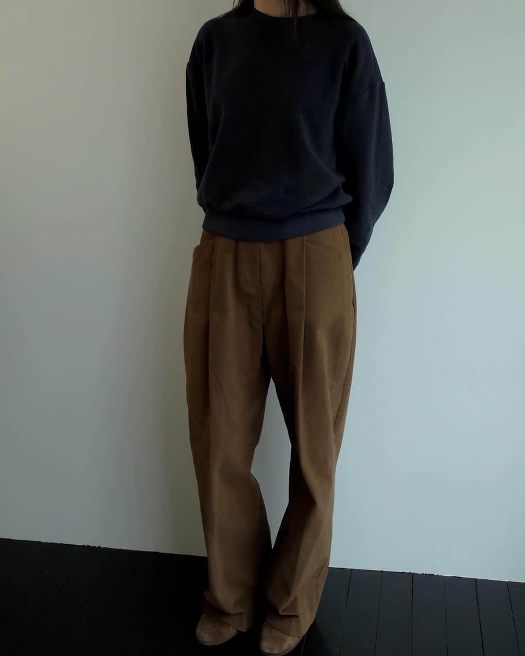 柿本絢菜 (24)のインスタグラム：「この組み合わせが一番好き。brown × navyは最強。」