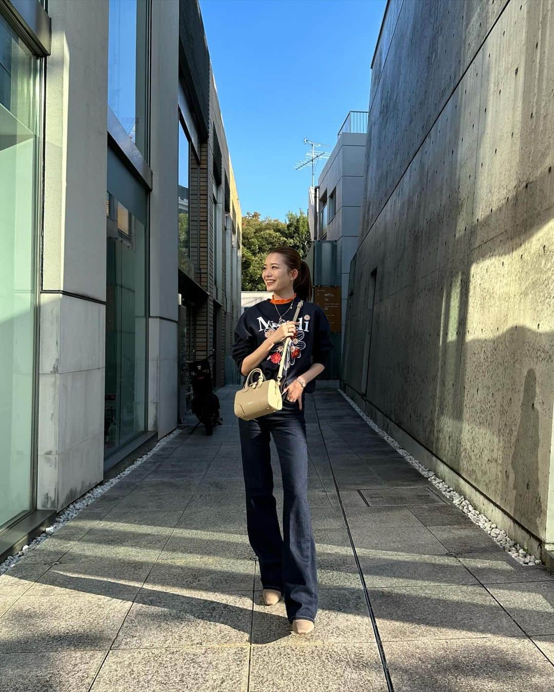 蜂谷晏海のインスタグラム：「おにゅーのバック🫰 @paris64world  コロンとした形がかわいくて、ミニバックだけどたっぷり入るから使い勝手がいい✨ #私服#秋服#fashion#ootd」