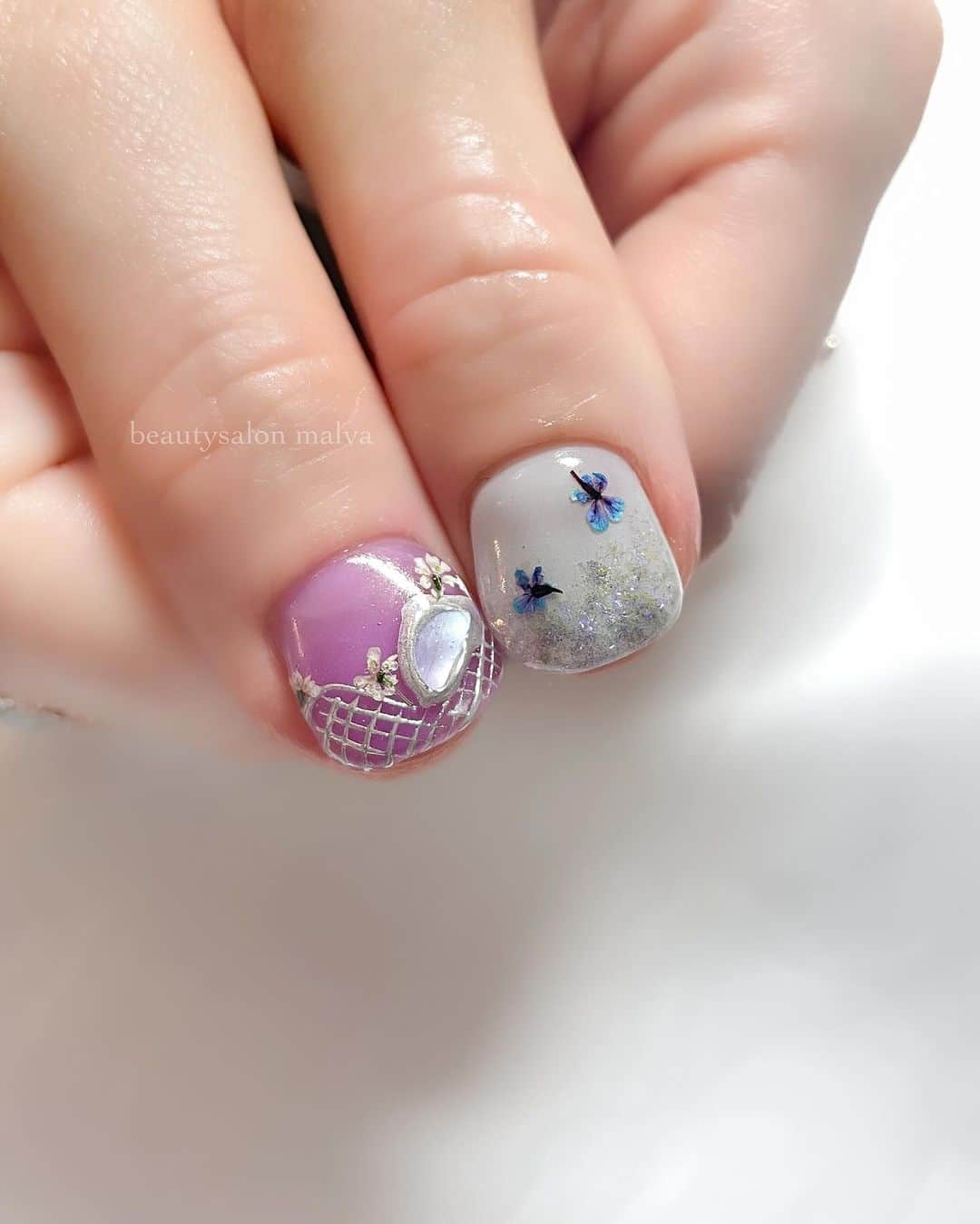 nailsalon malva（ネイルサロンマルヴァ）のインスタグラム：「短い爪のお客様ネイル！ ⁡ 実際された時期は少し前のものです💦 ⁡ シースルーカラーをリクエストいただき 合わせてアートさせていただきました✨💅 ⁡ ⁡ ⁡ ↪︎ ネイルのケアと保証期間 ⁡ malvaのネイルはドライケア、カットスタイルも込みです。 保証期間は約4週間となります（※ご新規様は3週間となります）。 ⁡ ＿＿＿＿＿＿＿＿＿＿＿＿＿ ⁡ ⁡ 𝐛𝐞𝐚𝐮𝐭𝐲𝐬𝐚𝐥𝐨𝐧 𝐦𝐚𝐥𝐯𝐚⠀ 📍明治神宮前駅｜原宿駅　徒歩𝟑分 ⠀ 💬ご予約やお問い合わせ 𝐋𝐈𝐍𝐄から承っております @ 𝐦𝐚𝐥𝐯𝐚 ⁡ お気軽にご連絡ください♡ ⁡ ⁡ ＿＿＿＿＿＿＿＿＿＿＿＿＿＿ ⁡ ▸ジェルネイル｜スカルプ｜ネイルケア ▸まつげカール｜まつげエクステ｜ワンホンエクステ ▸ハーブよもぎ蒸し ▸ワックス脱毛 ⁡ \ アシスタント募集中💁‍♀️ / ⁡ ▸リモート可オンラインの画像動画制作アシスタント ▸サロンワーク全般アシスタント ⁡ ⁡ #秋ネイル2023 #個性派ネイル #ショートネイルデザイン  #シースルーカラーネイル #malva #malvaネイル  #透け感ネイル  #原宿ネイル #ニュアンスアート  #表参道ネイル #東京ネイルサロン　#明治神宮前ネイル #新宿ネイル #千駄ヶ谷ネイル  #harajukunails #tokyonails #tokyonailsalon ⁡」