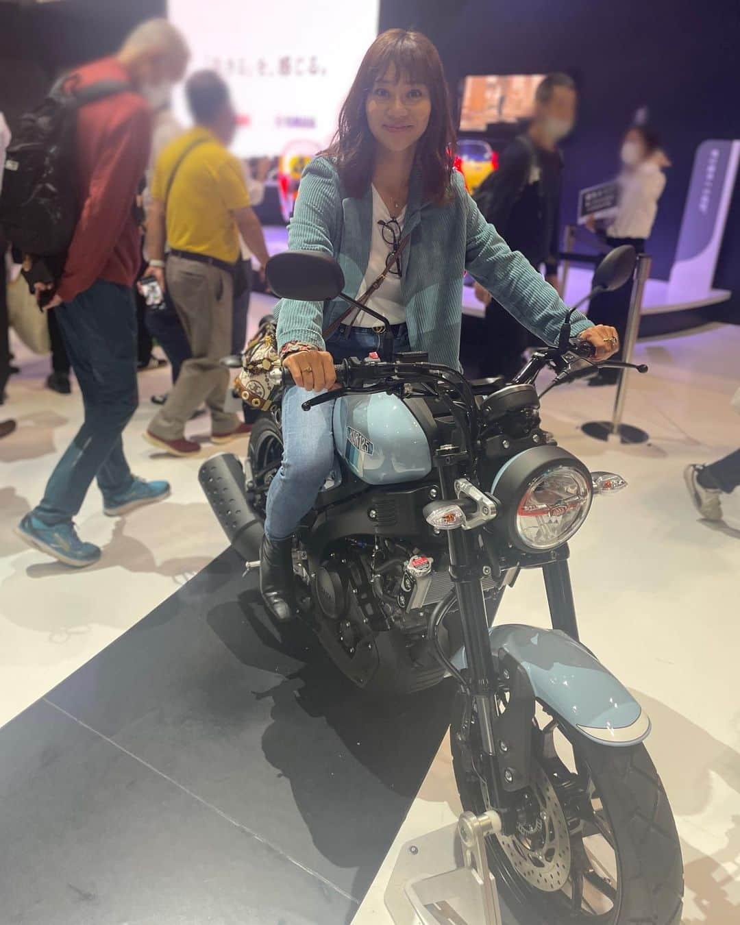 指出瑞貴のインスタグラム：「🩵🏍️🚙 #さ私服 I went to #tokyomobilityshow in #tokyobigsight . #yamaha #yamaha女子 #ヤマハ #ヤマハ女子  先日、一般公開されてから行ってきましたー！ もーのすごい人人人。笑 みたかったショーやブースを隈なくみれて幸せ 少し展示されていたバイク跨がっちゃったりしちゃって、 ちゃっかりエンジョイしてきました！笑  四輪もニ輪も、どんどん開発し進化しているモーターの世界、面白い！憧れの車も間近でたくさん見て、 テンション上がりっぱなしでした♡  コーデュロイのいい色なジャケットと、 履きやすさはなまるのスキニー🩵  #jacket ▷  @ottodame_jp @ottodame  #pants ▷ @aeriejp @aerie  #boots ▷ @zara #bag ▷ #toryburch @toryburch」