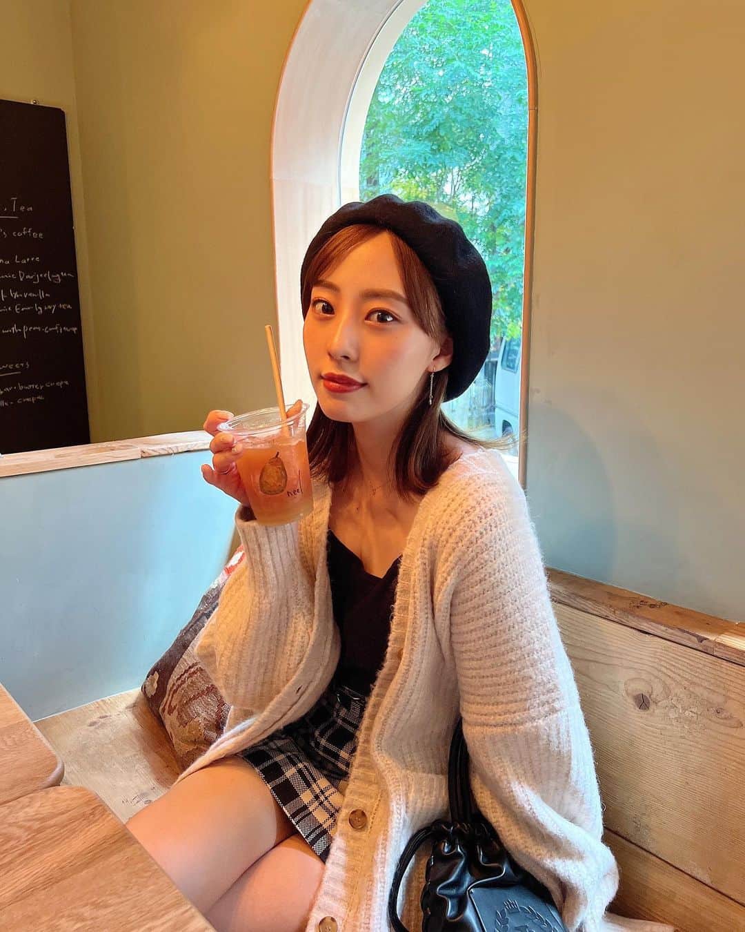 藤江れいなさんのインスタグラム写真 - (藤江れいなInstagram)「♡ ふじこーで。  私はモノトーンコーデが やっぱり落ち着くな🥺🫶 今度はJUMELLのカーディガン、 パンツスタイルにも合わせて着たいなぁ💓  @jumelle_jp   #２２時の嫁  #ootd #コーディネート #Jumelle #提供」11月1日 16時42分 - 01nyan0201