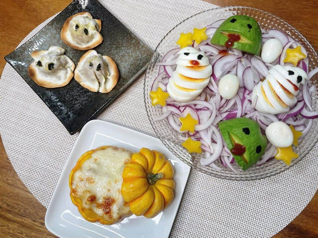 西野未姫のインスタグラム：「ハロウィン料理作ったけど、クオリティー低すぎた、、🥲笑  👻おばけのミート巻き 🧟‍♀️おばけとミイラのサラダ 🎃かぼちゃグラタン  #チーズを買い忘れて白目が作れなかったので海苔で作ったけど目の形が変になった #家にあったサーモンが腐っててお化けの口を作れずケチャップで代用 #かぼちゃが小さすぎて実がほとんどなかった #でも味は美味しかったからまぁいいか #来年のハロウィンはもっとレベルの高い料理ができるように頑張ろ」