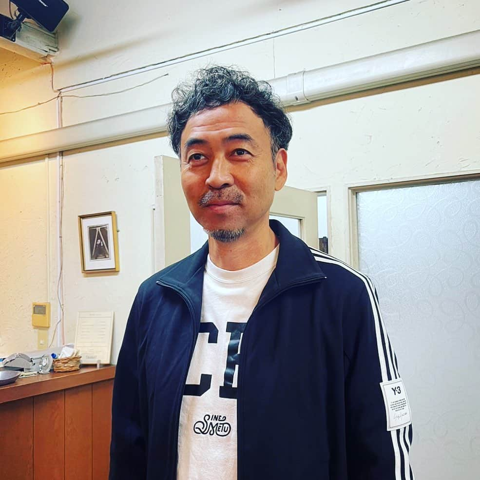 ワッキーのインスタグラム：「今日髪切りました。おでこが寂しくなってまいりました。 めざせイケオジ！^_^」