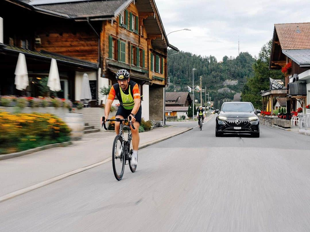 ファビアン・カンチェラーラさんのインスタグラム写真 - (ファビアン・カンチェラーラInstagram)「Join our Chasing Cancellara events next year! 🥳 Sharing the road with like minded cyclists, riding through epic Swiss landscapes, accomplishing personal challenges – always a memorable experience.🙌🏼 Sign up no and be part of it 👉🏼 @chasingcancellara  #ChasingCancellara #TeamCancellara #WeRideBernZermatt #BernZermatt #WeRideZurichAndermatt #ZurichAndermatt #DillierClassic #GranfondoVaduz #spartacus #cycling #cyclist #cyclingpassion #cyclinglife #cyclinglifestyle #cyclingphotos #instacycling #roadcycling #ultracycling #Ultrafondo #Schweiz #Switzerland #Suisse #Svizzera #outsideisfree #fromwhereiride #roadslikethese #SetteFamily」11月1日 16時38分 - fabian_cancellara