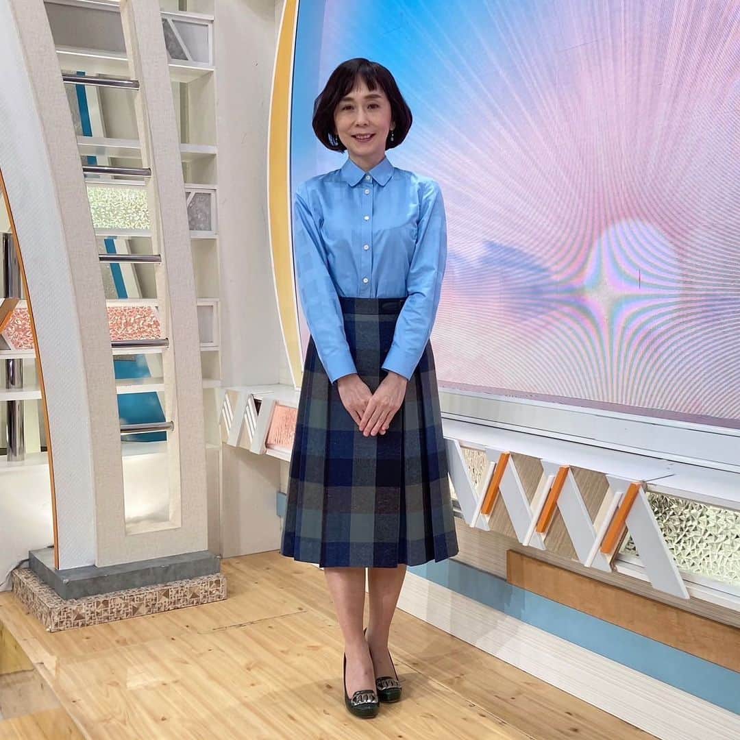 大下容子　衣装 テレビ朝日「大下容子ワイド！スクランブル」さんのインスタグラム写真 - (テレビ朝日「大下容子ワイド！スクランブル」Instagram)「本日も番組をご覧いただきありがとうございました🫖  🌙⛲️大下さんの衣装⛲️🌙 DAKS @dakslondon 💫🦕アクセサリー🦕💫 ABISTE ...