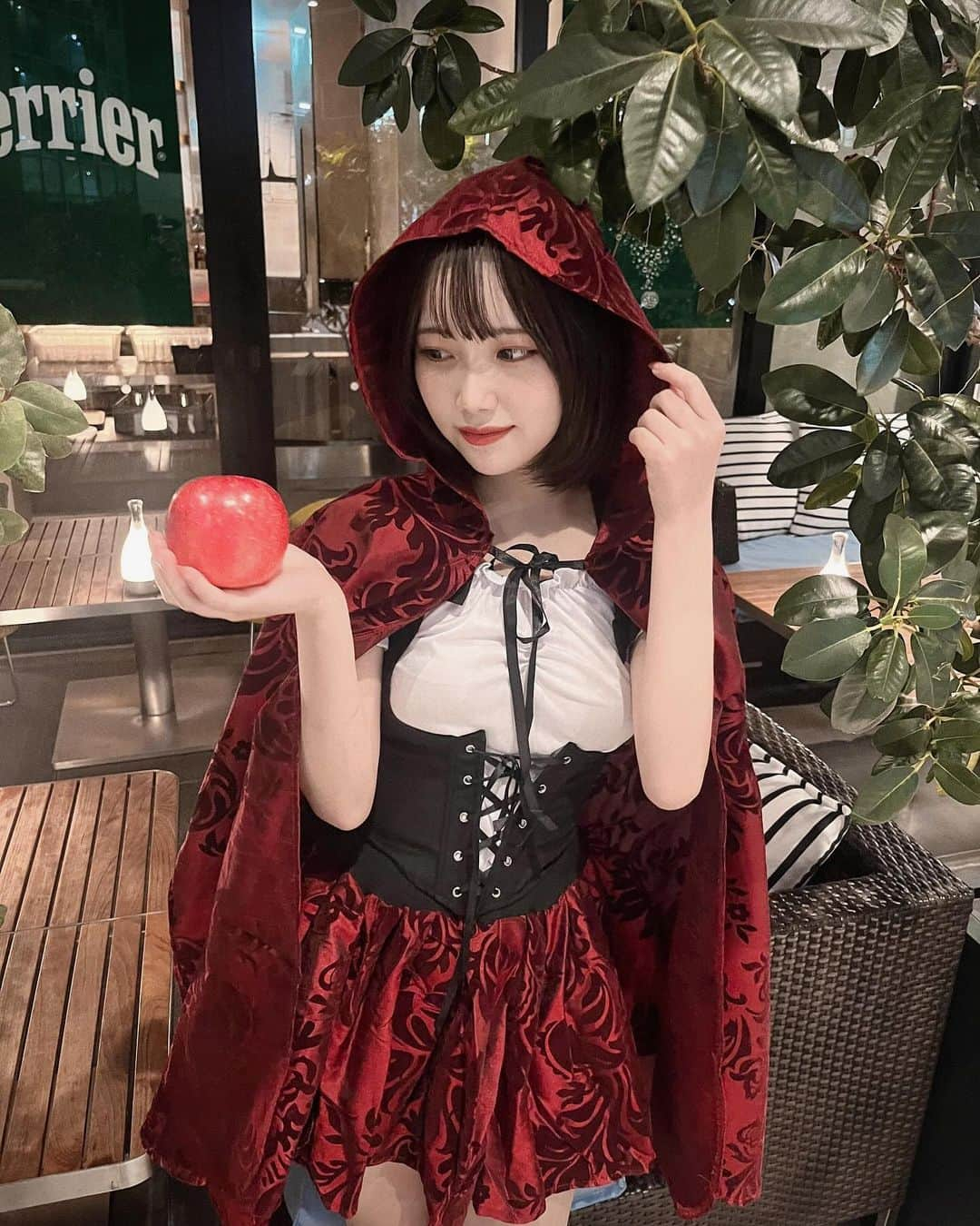 MAJUのインスタグラム：「. Happy Halloween🪄  今年は赤ずきんちゃんでした🍎  ハロウィン前に @deicy_shinjuku でマツパしたから 今回もぎゃんぎゃんでまつげ喜んでます..! @rkshiiap さんありがとうございます🎀♡」