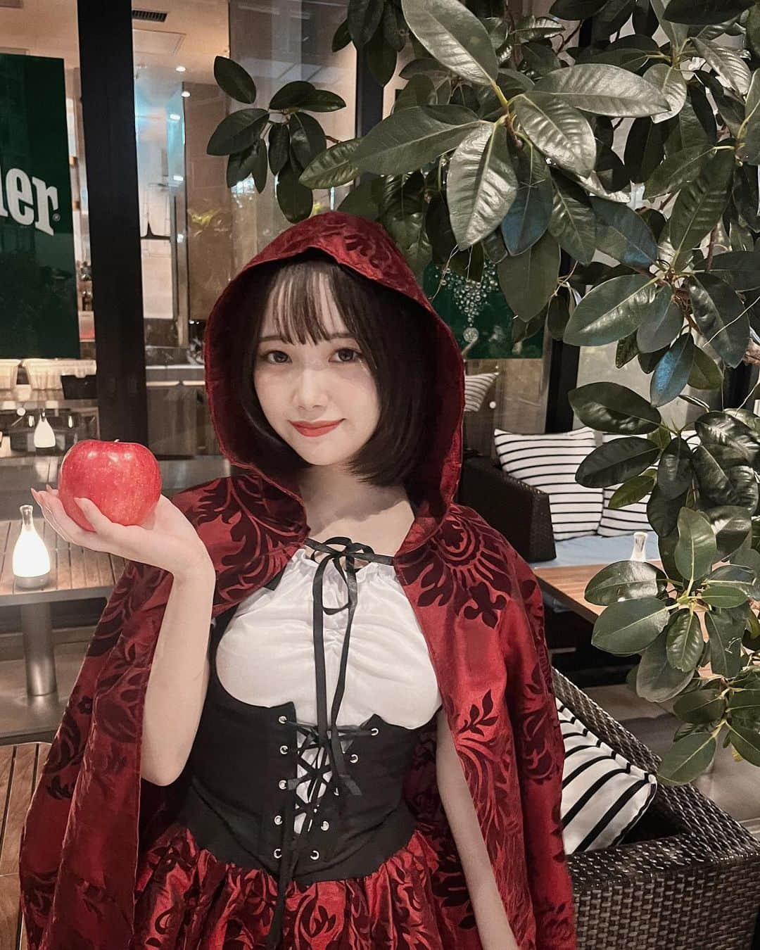 MAJUさんのインスタグラム写真 - (MAJUInstagram)「. Happy Halloween🪄  今年は赤ずきんちゃんでした🍎  ハロウィン前に @deicy_shinjuku でマツパしたから 今回もぎゃんぎゃんでまつげ喜んでます..! @rkshiiap さんありがとうございます🎀♡」11月1日 16時45分 - _maju_69