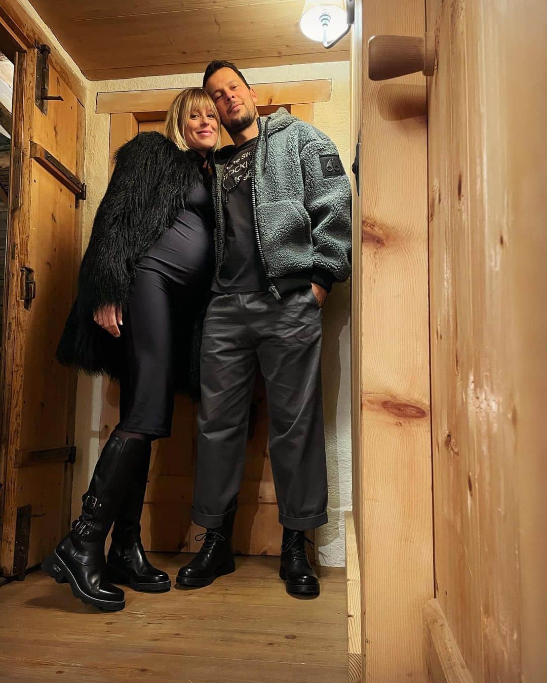 フェデリカ・ペレグリニのインスタグラム：「I♥️U  #datenight 🐻  E Bianca guardia del corpo ☺️ #pedinata」