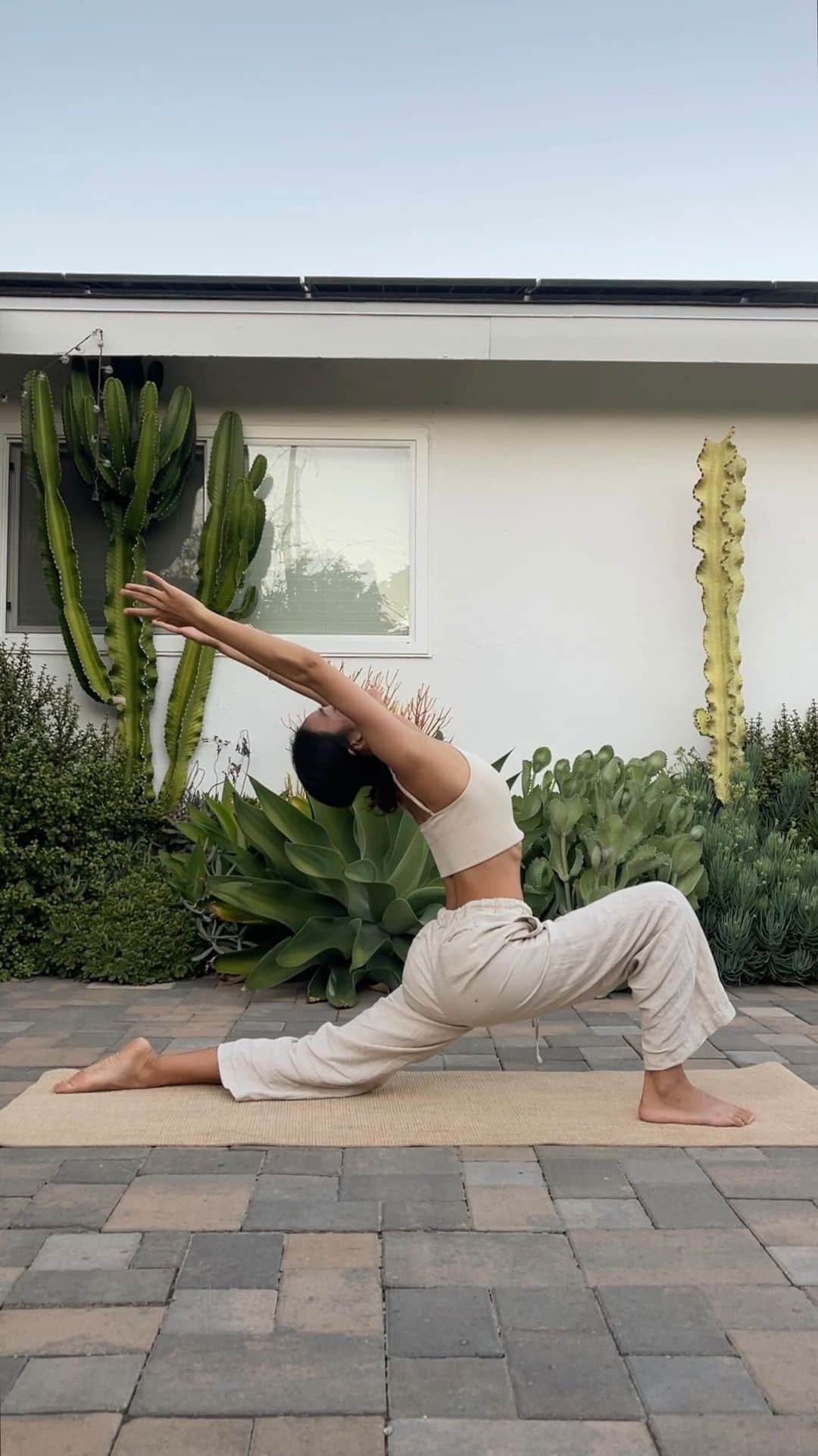栗山遥のインスタグラム：「Sun Salutation☀︎ 同じフローを繰り返す中で 無駄なものが削ぎ落とされて、 頭がクリアになり、思考がクリアになり、 本当に大切な、ほんの少しのものだけが残されて、見えてくる。 大切なものは既に、全て自分の中にあるということに気付かされる。全ては内から❤︎ 美しくて素晴らしい日をありがとうと、毎日心の中に思う🌞🫶🏽」