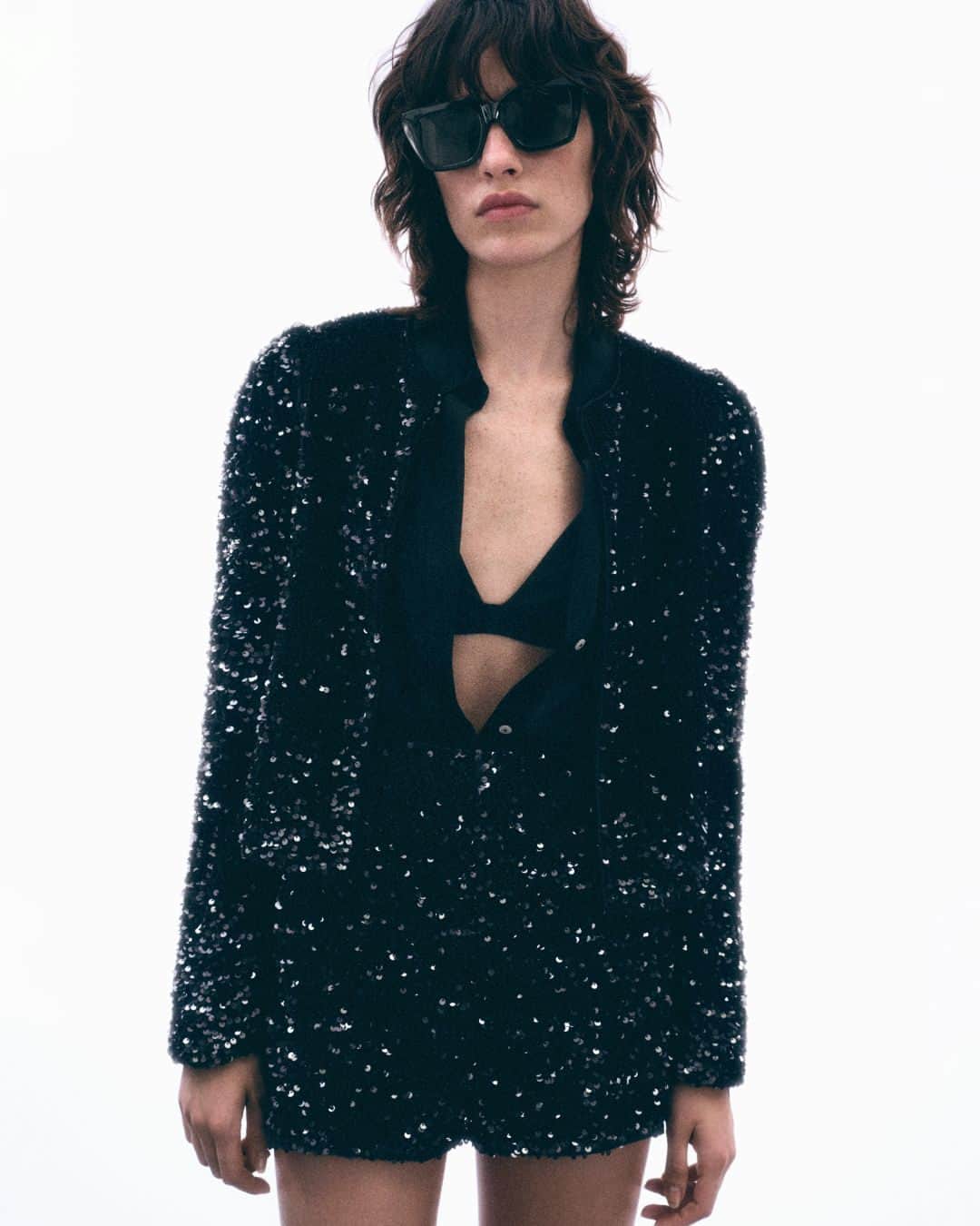 MANGOのインスタグラム：「Activating disco mode 🪩 Get good to go for the festive season with our latest arrivals, at mango.com. ⁣ Jacket: 57089098 Shorts: 57079098 #MangoWoman」