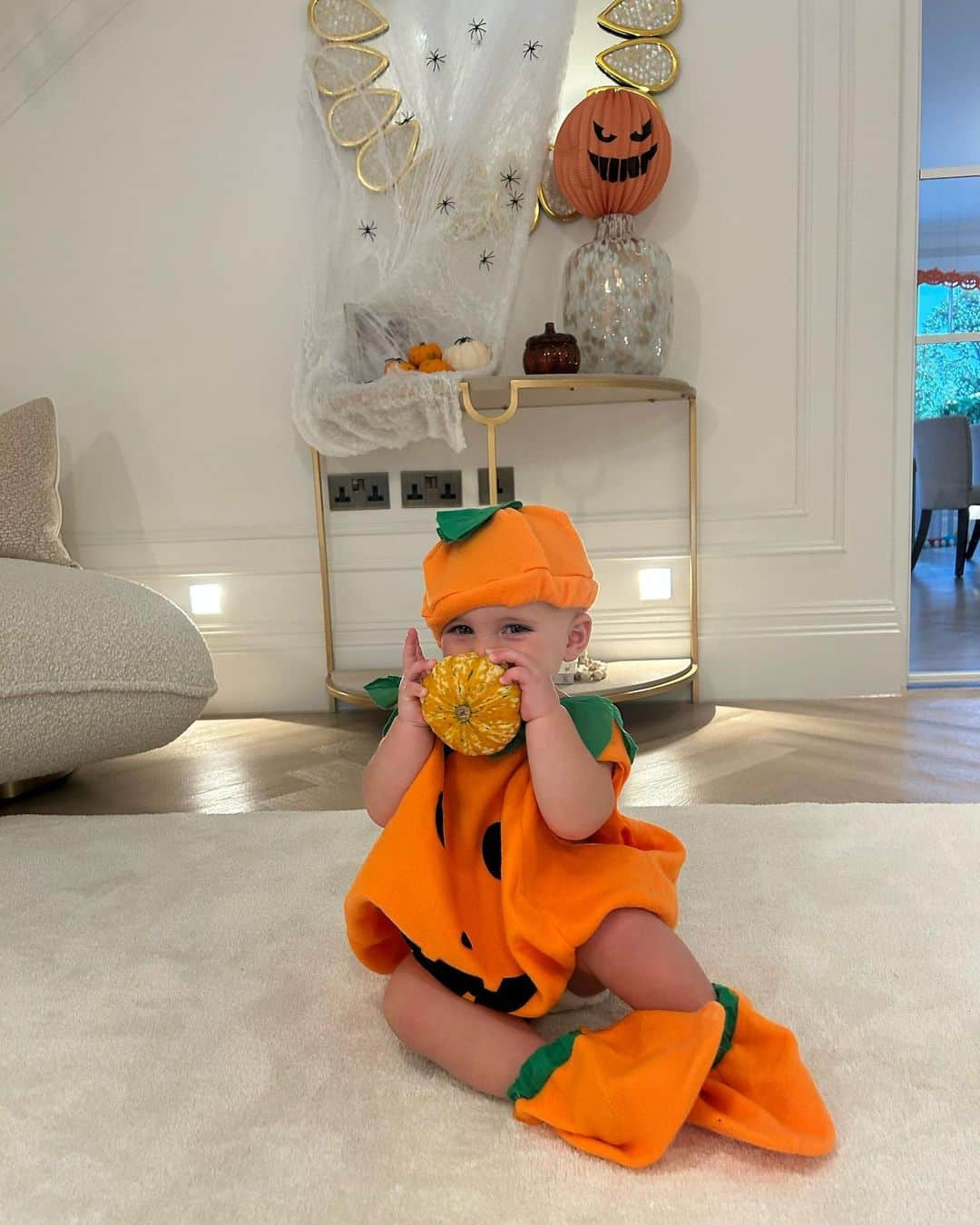 ビリー・フェアーズさんのインスタグラム写真 - (ビリー・フェアーズInstagram)「Ooh Lala pumpkin 🎃😂🫶🏼🧡  The pose 😂😂🎃 my baby pumpkins first Halloween 🧡」11月1日 17時00分 - billieshepherdofficial